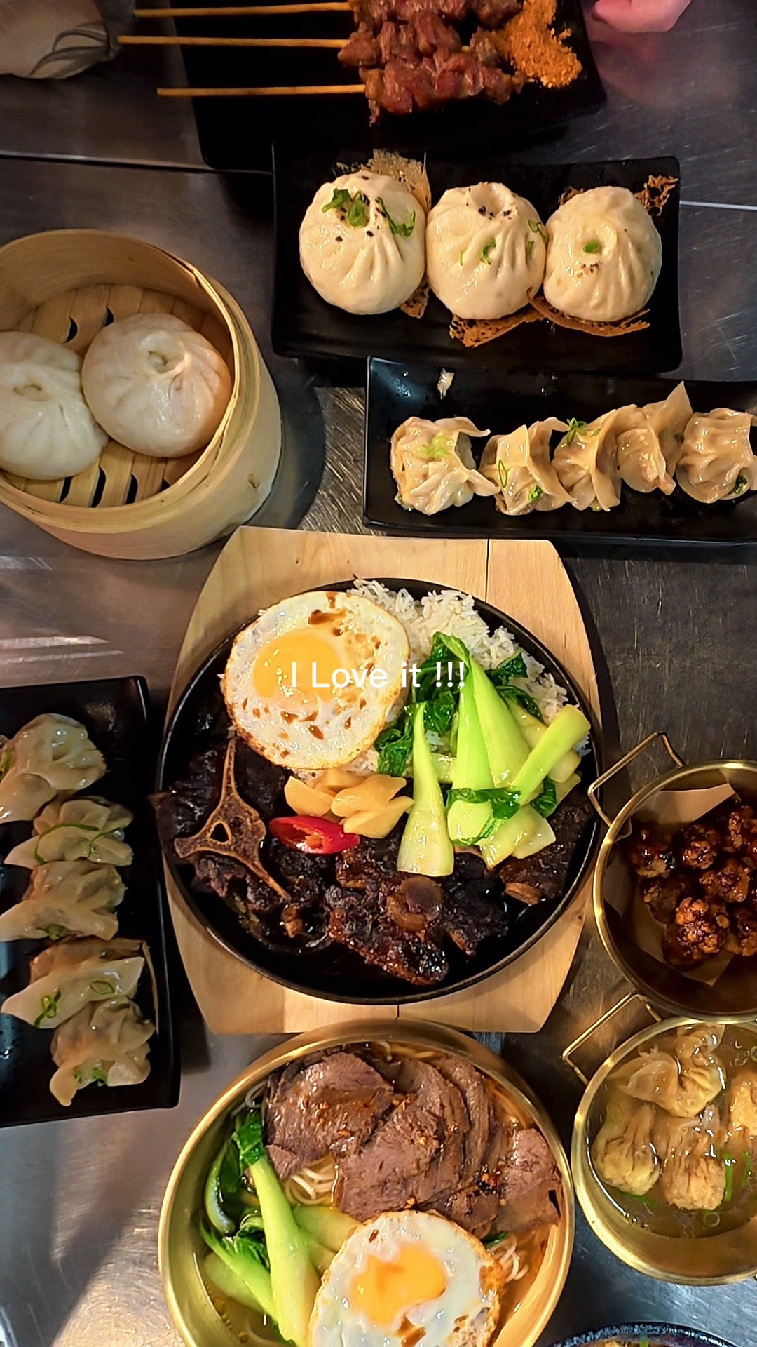 🚨 NYT MENUKORT ER LANDET I AARHUS! 🚨
Hold dig fast - vi har lige opdateret vores menu med en perfekt blanding af dine elskede gamle favoritter OG helt nye smagsoplevelser! ✨Det samme autentiske håndværk ✋
Samme kærlighed og omhu ❤️
Men NU med endnu flere muligheder! 🎉👨🍳
TJEK DET FULDE MENUKORT UD PÅ VORES HJEMMESIDE! 👆Hvad bliver din næste bestilling? 🤔🥟
NOTE: Nyt menukort til Esbjerg lander også meget snart. Så hold jer endelig opdateret!
#NytMenukort #ChineseCuisine #AuthenticFood #HandmadeWithLove #NewFavorites #ClassicFlavors #OrderNow #FoodieHeaven #TasteThePassion #MenuUpdate #DeliciousChoices #FreshMenu #MustTry