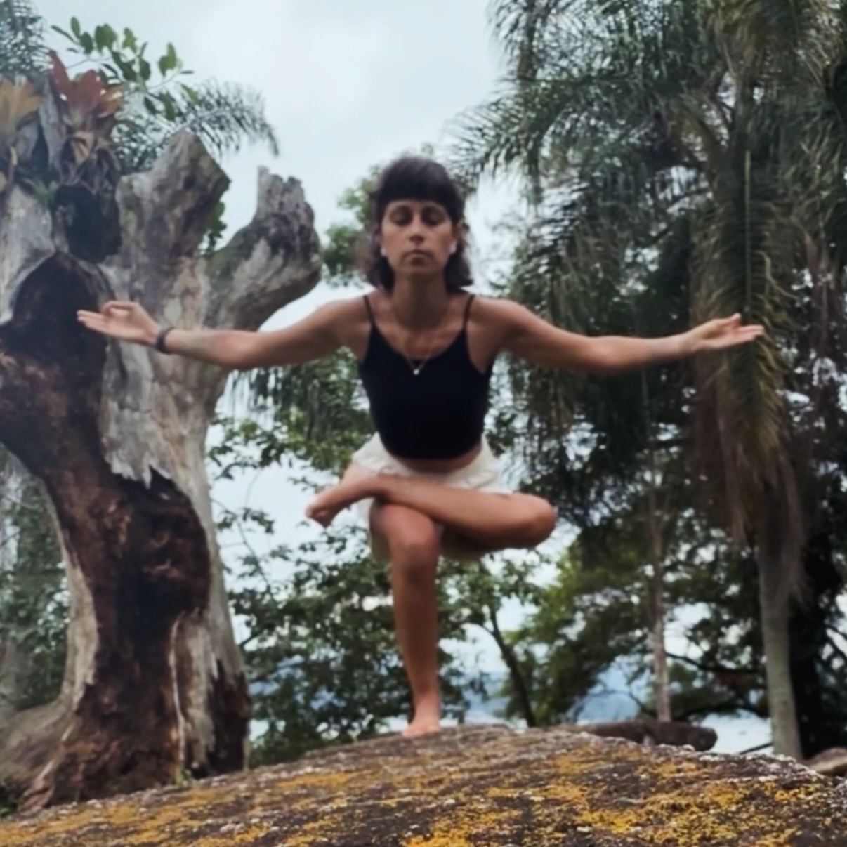 No equilíbrio, algo dentro se alinha
em silêncio, mas cheio de presença.
O tempo deixa de ser pressa
e vira paisagem passando devagar…
Quando o corpo desacelera,
a vida encontra seu próprio ritmo.
A respiração guia o caminho de volta
e, aos poucos, tudo volta a ter sentido. 🌊✨