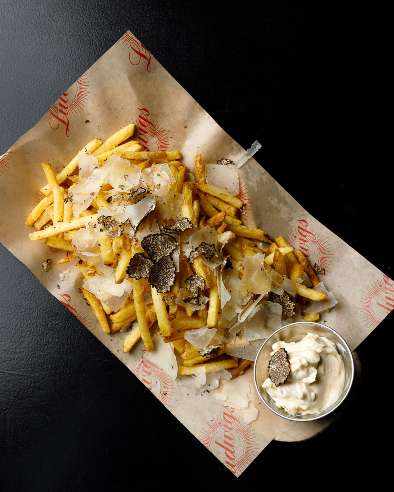 Außen knusprig, innen weich – verfeinert mit Parmesan und Trüffel.
Unsere Trüffelpommes sind der wohl eleganteste Snack der Stadt.
#ludwigskarlsruhe #50jahreludwigs #karlsruhegenießt #trüffelpommes #toshare