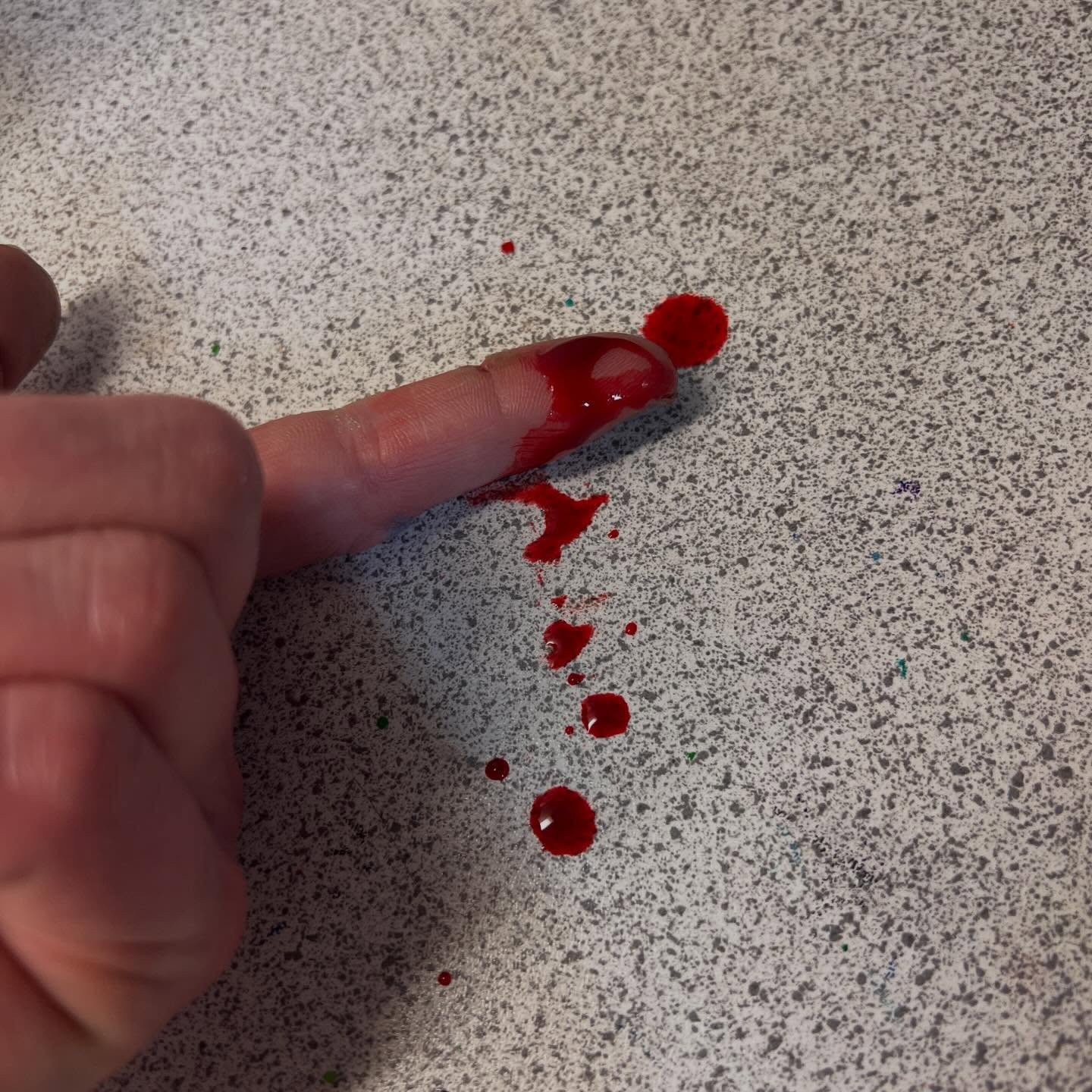 Krea er en extremsport!! Selv når man er 50+ kan man komme til at klippe sig i fingeren i ren begejstring! #kunstkompas