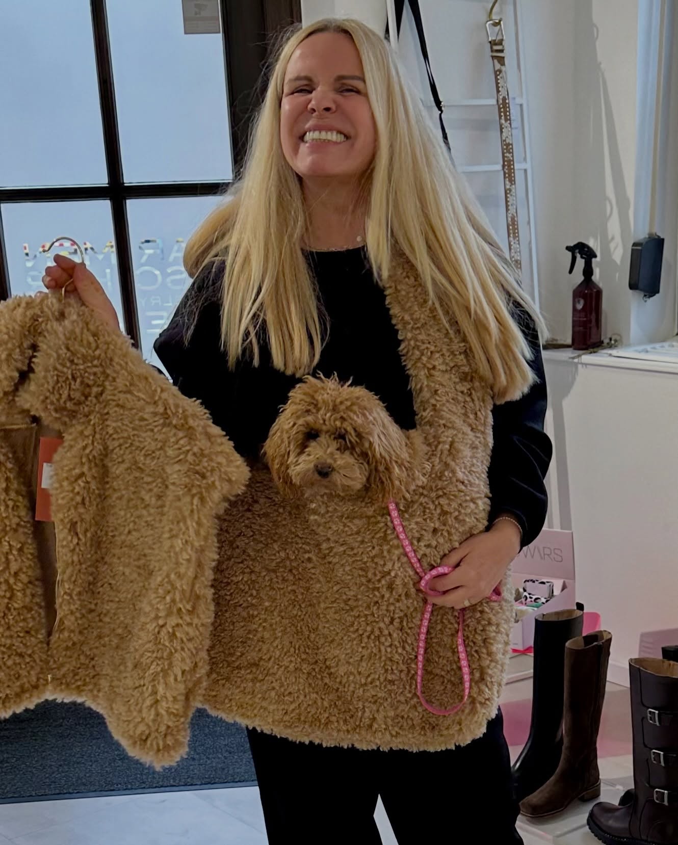 Willkommen bei Carmen Fischer Agents,
für alle neuen Follower der letzten Wochen möchten wir uns einmal kurz vorstellen und uns an dieser Stelle für die Anfragen zu unseren Agenturmarken recht herzlich bedanken. 💕
Wir sind eine inhabergeführte Lifestyle und Fashion Vertriebsagentur mit Sitz im Düsseldorf- Unterbilk und verbinden ausgewählte internationale Marken mit starken Concept Stores, Boutiquen, Department Stores und Einkäufern.
Unser Portfolio vereint Fashion, Schuhe, Schmuck, Accessoires und Lifestyle Produkte zu einem durchdachten Sortiment, das sich am Point of Sale perfekt ergänzt.
Unser Ansatz ist klar:
Wir denken nicht in Einzelteilen, sondern konzeptionell, damit unsere Retailer die Add-ons mit Freude ordern, Storytelling der Brands am POS umsetzen können und ihre Kunden emotional begeistern.
Was uns ausmacht:
• Persönliche Betreuung
• Individuelle Orderempfehlungen
• Trendgespür und Markenerfahrung
• Direkter Draht zu unseren Kunden
Ob per FaceTime, im Showroom in Düsseldorf oder digital, wir gestalten den Orderprozess effizient, persönlich und inspirierend.
Wenn Sie Interesse an unseren Marken und Kollektionen haben, freuen wir uns sehr über Ihre Nachricht oder Ihren Anruf.
Herzliche Grüße
Ihr Team von Carmen Fischer Agents