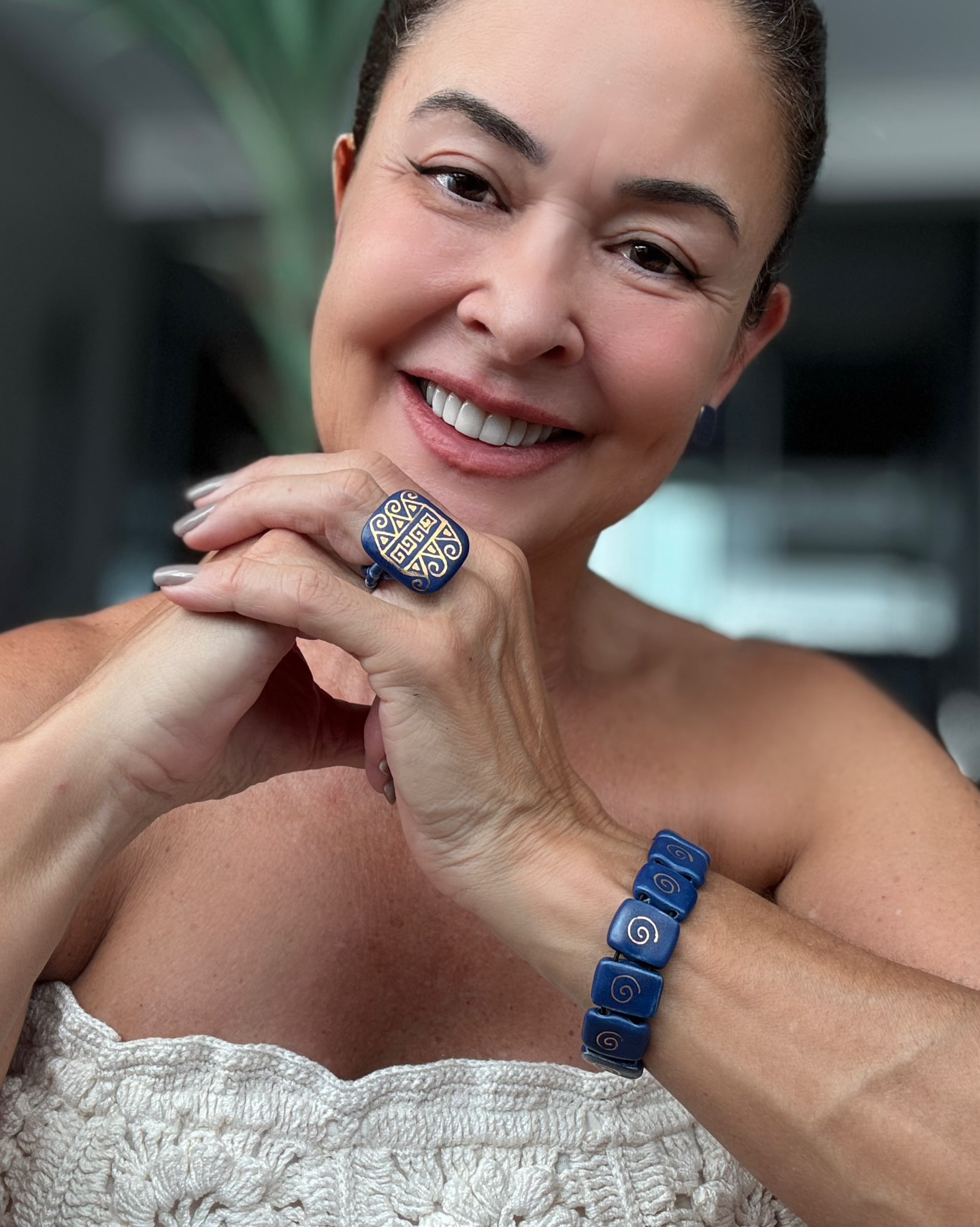 O conjunto de pulseira e anel da nossa Coleção Cerâmica em cerâmica opaca azul foi feito e desenhado com ouro manualmente.
Essas duas peças são flexíveis, pois a pulseira montada em elástico e o anel tem seu aro feito com minúsculas peças em cerâmica inseridas em fio de silicone.
Arte vestível que não pode faltar no seu closet.
Para adquirir uma dessas peças, acesse a nossa loja virtual e aproveite o FRETE GRÁTIS para compra de quaisquer produtos pronta entrega.
Não esqueça de usar o cupom BEMVINDA10 para desfrutar de desconto na sua primeira compra.
#luxosustentavel
#elegancianatural
#biojoiasexclusivas
#anelazul
#pulseiraazul