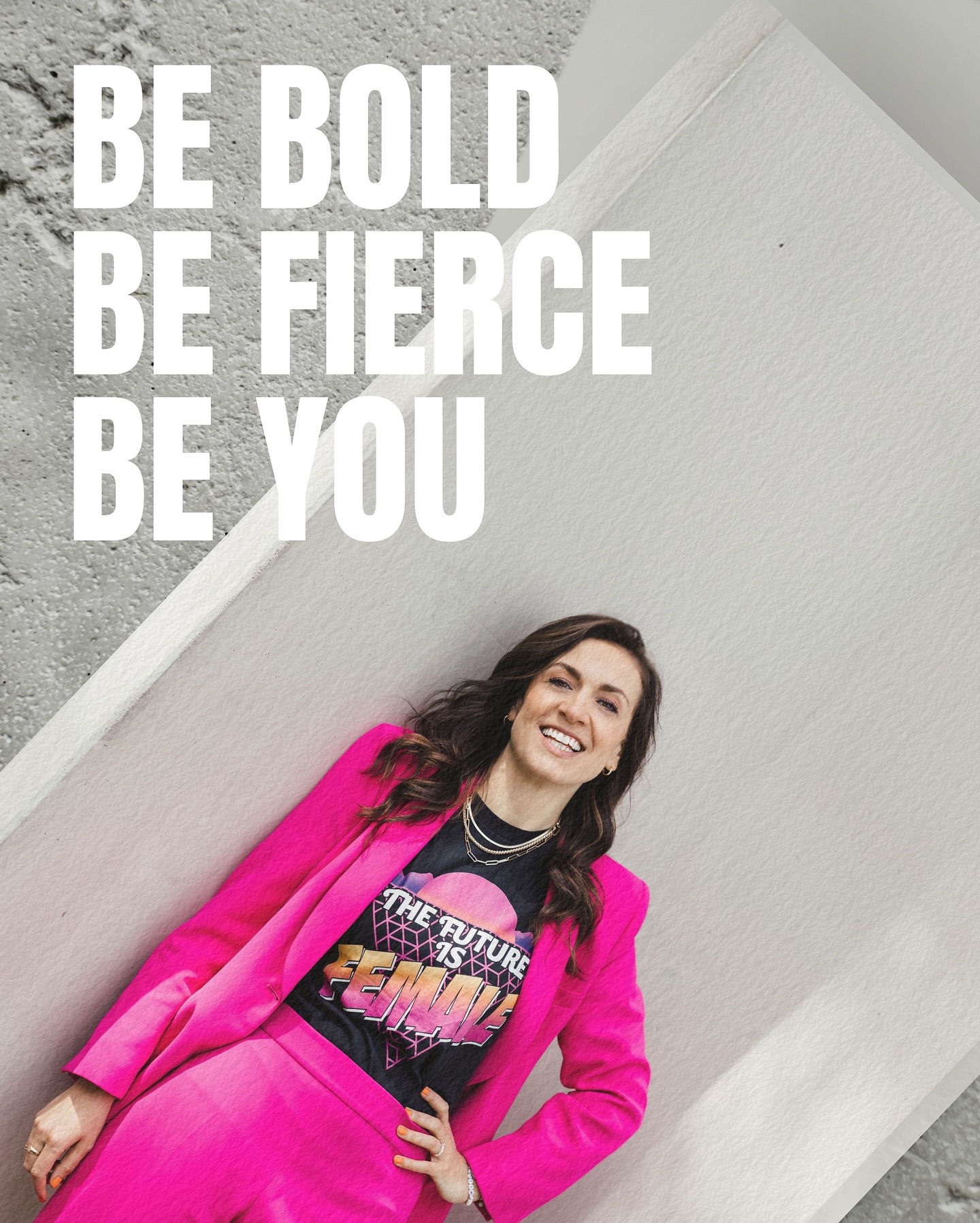 Manchmal begegnen einem Menschen, die einen inspirieren und deren Energie und Vision sofort überspringt. 🚀
So ist es für mich immer bei der wundervollen @lenarogl - vor einiger Zeit haben wir spontan ein paar Portraits gemacht, und kürzlich haben wir uns in Hamburg wiedergetroffen und uns über ihre Vision ausgetauscht.
Lena inspiriert mich jedes Mal, mutig zu sein. Und jetzt schreibt sie sogar ein Buch darüber: „Mut statt Wut“ erscheint im Herbst bei Rowohlt. 🙌
Es ist eines der schönsten Dinge an meiner Arbeit, inspirierenden Frauen zu begegnen, die wirklich etwas bewegen.
Die Haltung zeigen. Die hinschauen, auch da, wo es nicht nur bequem ist. 💫
Danke für dein Sein und dein Wirken, liebe Lena. Danke, dass du mutig und manchmal auch unbequem vorangehst und dich so stark für die Kraft der Gefühle einsetzt – gerade im Kontext von Arbeit.
Ich freue mich auf alles, was du noch in die Welt bringst.
Ich freue mich sehr über jeden, der seinem Herzen folgt und seine Visionen in die Welt bringt.
💫
Shine your light & go after amazing!
Lotta
#inspiration #emotion #sichtbarkeit #personalbranding