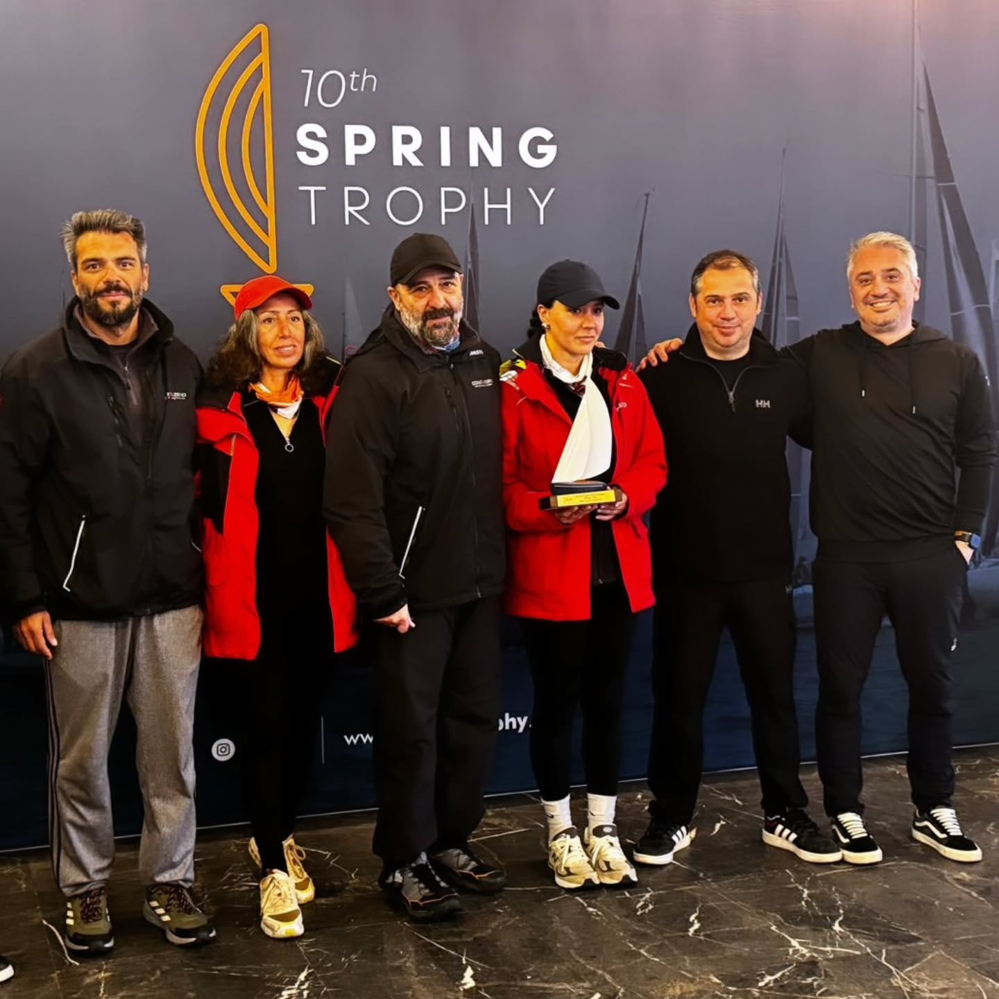 🏆 Sezona kupayla başladık 🚀
🏁 BAU Spring Trophy serisinin ve sezonun ilk yarışı Cumartesi günü yağmurlu ve rüzgarsız bir havada başladı.
🏁 Starttan fodepar çıkmamıza rağmen, sonrasında düşündüğümüz stratejileri parkura yansıtabildik ve yarışı OrcB sınıfında 🥉 bitirdik. 🏆
🏁 5 - 7 knot havada kazanabileceğimiz bir yarıştı. Biraz yazık oldu ancak yine de bu hava şartlarında yarış yapabilmemiz bile büyük şanstı. Yarış komitesi de kısa rota ile finish'leri alarak yarışı sonlandırdı.
🏁2026 sezonuna kupayla, BAU Spring Trophy'ye de iddialı başladık. Trophy'nin kalan yarışlarında da ekibimizin tecrübesi ve deneyimi ile kürsüde yer alarak, kupayı kazanmayı hedefliyoruz 🎯
🚩Organizasyonun düzenlenmesinde başta Bauisc yönetimi olmak üzere, sponsorlar, yarış komitesi, yarışan ekipler ve katkı sağlayan herkese teşekkürler ederiz.
🚩 BAU Spring Trophy, 28 Mart 2026 - İstanbul #springtrophy @bauisc @sailingbau @springtrophy
🚩Yarış Ekibi
@asenaakocogluu
@dileksiseyler
@onuralpaslan
@aboynamedcharliebrown_
@cenkbogatur
@ssinanmumcu
@coratography
🚩 Tekne : Farr280 @farr_yacht_design
🧿