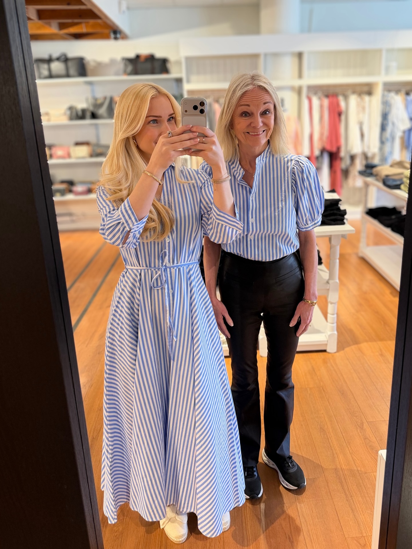 Nyheter! Kjole og bluse i klassiske striper fra Ane Mone😍 Vårlig, elegant og tidløst. Alt finner du her på Bitten - åpent fra kl. 10-17 denne første lørdagen i påsken💛