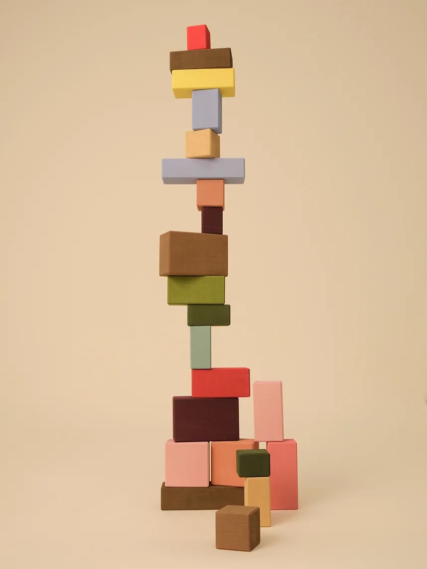 Toyto Rectangles should be called Toyto Palette…
because the color shades are so pure, aesthetically beautiful, and refined.
Look…
Light blue is NOT just light blue — it is a morning summer sky.
Blush pink — the first petals of a blooming rose.
Dusty rose — a sunset that lingers a little longer.
Warm peach — the gentle glow of evening light.
Soft coral — a seashell warmed by the sun.
Sunny yellow — soft spring sunshine.
Sage green — a quiet garden after rain.
Olive green — leaves touched by late summer.
Deep forest green — a hidden woodland path.
Warm beige — sand under bare feet.
Light tan — sun-dried wood.
Rich brown — freshly brewed cocoa.
Deep burgundy — ripe berries at dusk.
This set is a true toy as art…
It belongs in any room, any style, any home.
No need to stack!
Just enjoy it as it is ♥️✨
#toysasart #openendedplay #toyto #diafeliz_woodentoys