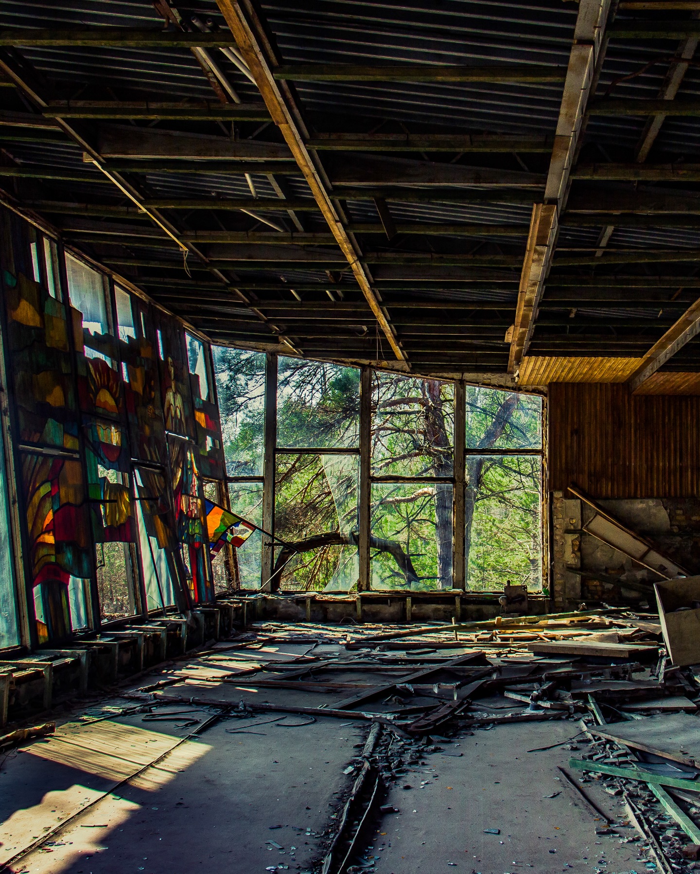 P r y p j a t 📍 Nachdem derzeit alle über 40 Jahre Tschernobyl sprechen, musste ich auch mal wieder meine Fotos von der Sperrzone raus suchen. Ich war 1986 zwar noch gar nicht auf der Welt, aber hab den Ort 2019 besucht - also noch vor Corona und dem Beginn des Ukraine-Kriegs. Spannende und ziemlich beängstigende Erfahrung mit Geigerzähler durch die verlassene Ortschaft zu spazieren…
.
.
.
.
.
#tschernobyl #prypjat #exclusionzone #ukraine #throwback