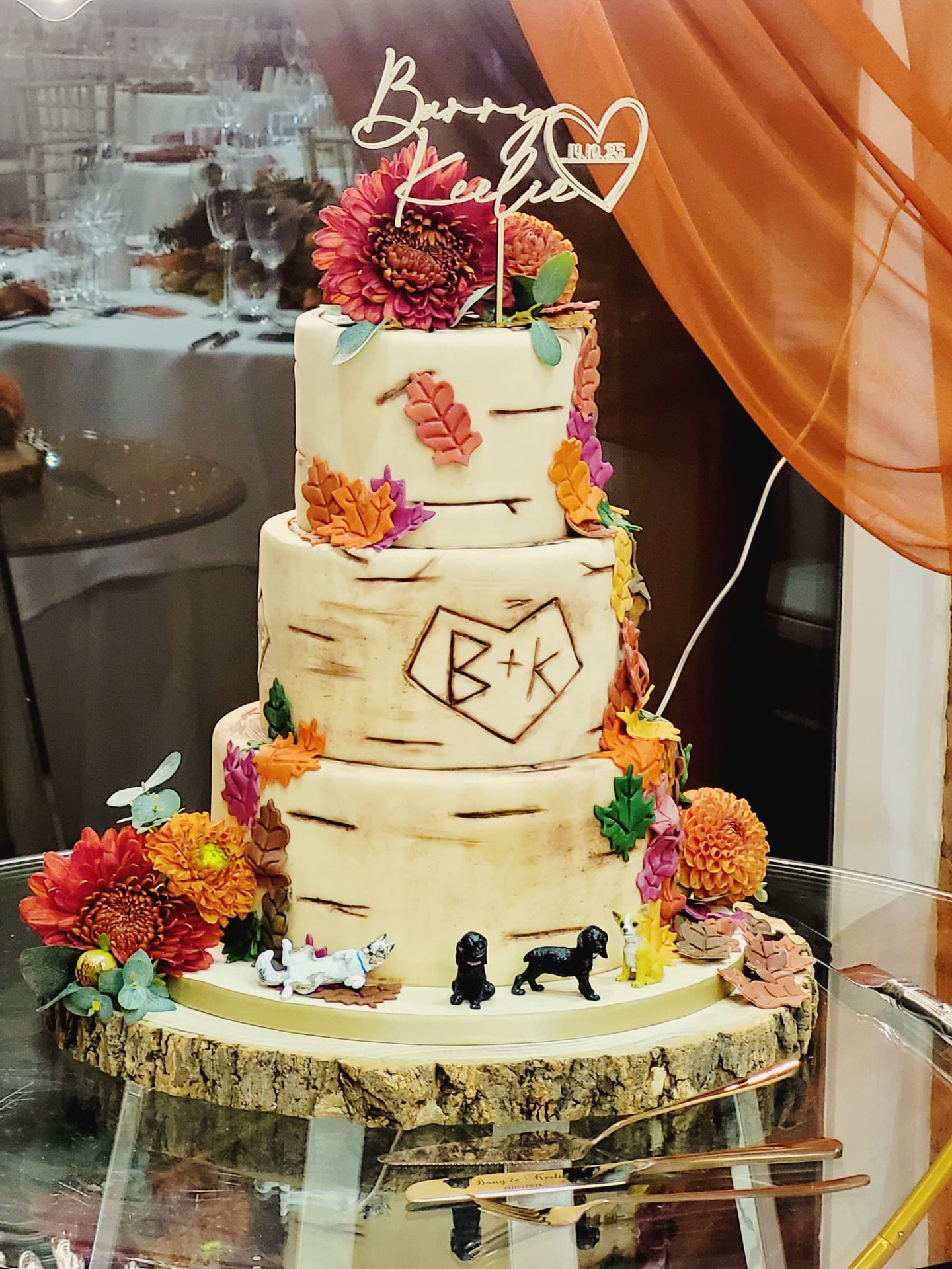 Autumn romance, captured in cake form 🍂✨
This rustic three-tier beauty was designed to bring all the warmth of the season to B + K’s special day 🤍 From the hand-painted birch tree effect to the cascade of vibrant sugar leaves and added florals, every detail celebrates cosy, woodland elegance.
And those adorable little pups at the base? A perfect personal touch that made this cake truly theirs 🐾
Finished with a delicate topper and rich autumn tones throughout, this cake was made to be the centrepiece of a magical celebration.
Would you go for a seasonal wedding cake like this? 🍁
#AutumnWedding #RusticWeddingCake #WeddingCakeDesigner #northwalesweddings