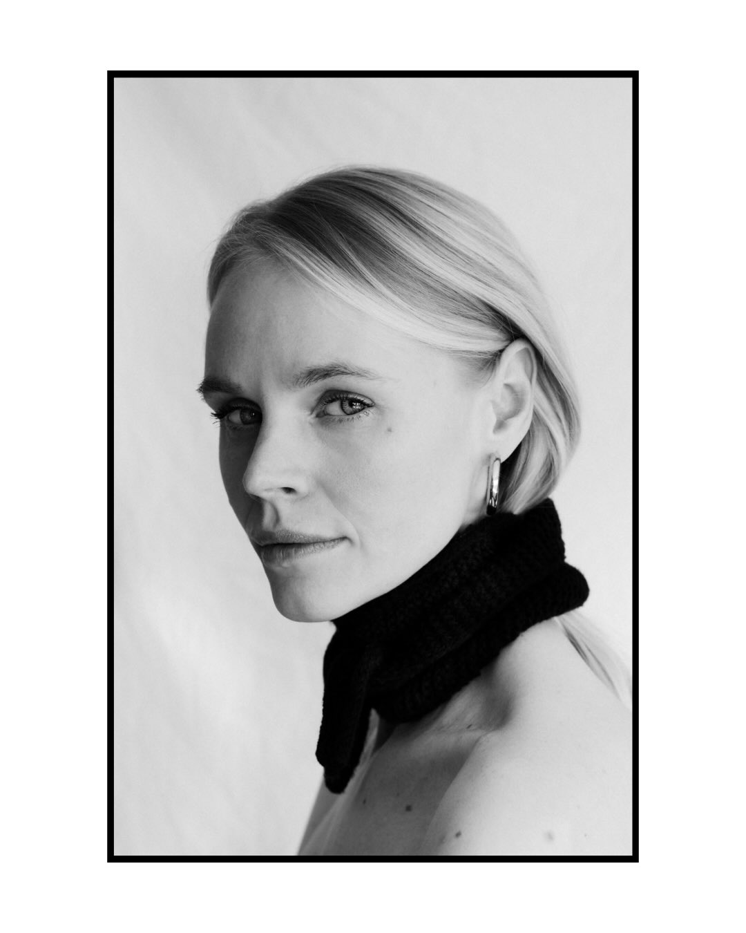 Drawn to simplicity w/ @marielou.dit
It‘s been a while and I’m really looking forward to what’s ahead. Creating with a deeper sense of what I want, more intentional, more personal projects, more aware of what truly matters to me in my creative work.
#editorialphotography #photographerhamburg