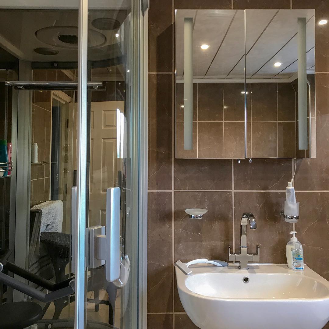 Really enjoyed cleaning this bathroom! So sparkly 🧽✨