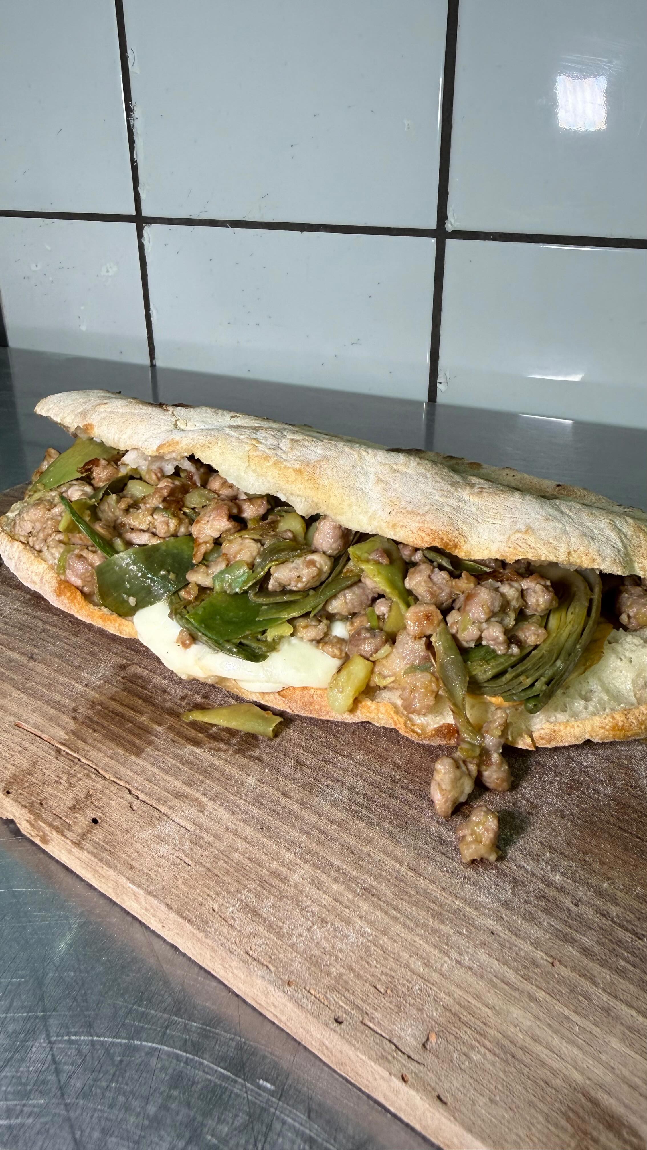 🥖🔥 Un’esplosione di gusto in ogni morso! 🔥🥖
Il nostro saltimbocca con carciofi e patate, arricchito da provola filante e salsiccia, è la scelta perfetta per chi ama i sapori decisi e avvolgenti 😍
Caldo, fragrante e super farcito… difficile resistere! 🤤
📍 Ti aspettiamo da Pizzeria da Cardone, a Vico Equense
#Saltimbocca #CarciofiEPatate #ProvolaESalsiccia #StreetFoodNapoletano #PizzeriaDaCardone VicoEquense CastellammareDiStabia Sorrento GustoAutentico