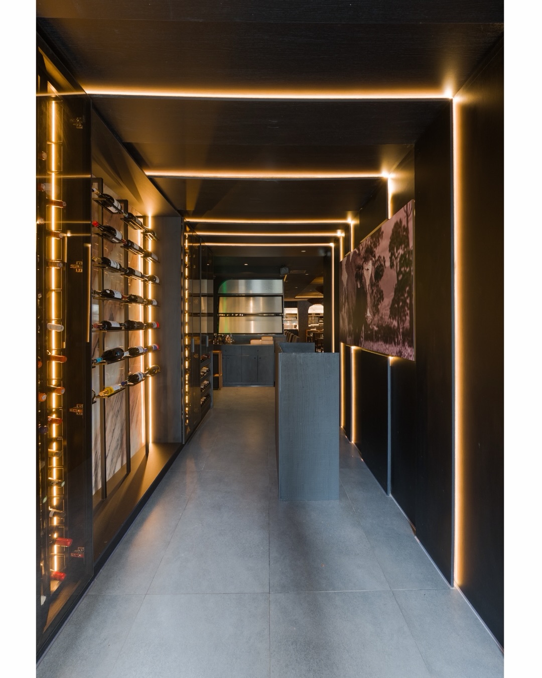 Quito suma un nuevo espacio que invita a conectar desde lo profundo.
Tributo propone una experiencia que va más allá de la mesa: es una interpretación contemporánea de nuestras raíces, donde la Vaca Andina inspira una narrativa de identidad, respeto y origen.
Las formas, las texturas y la luz construyen una atmósfera envolvente, donde todo ha sido pensado para despertar los sentidos y generar una pausa en medio de la ciudad.
Aquí, cada elemento tiene intención. Nada es casual.
Un lugar que reinterpreta lo nuestro con una mirada actual, creando una experiencia que se siente auténtica y diferente.
Tributo no busca solo ser visitado… busca ser recordado.
#tributo #restaurantesquito #diseñodeinteriores #diseñoderestaurantes #RSI