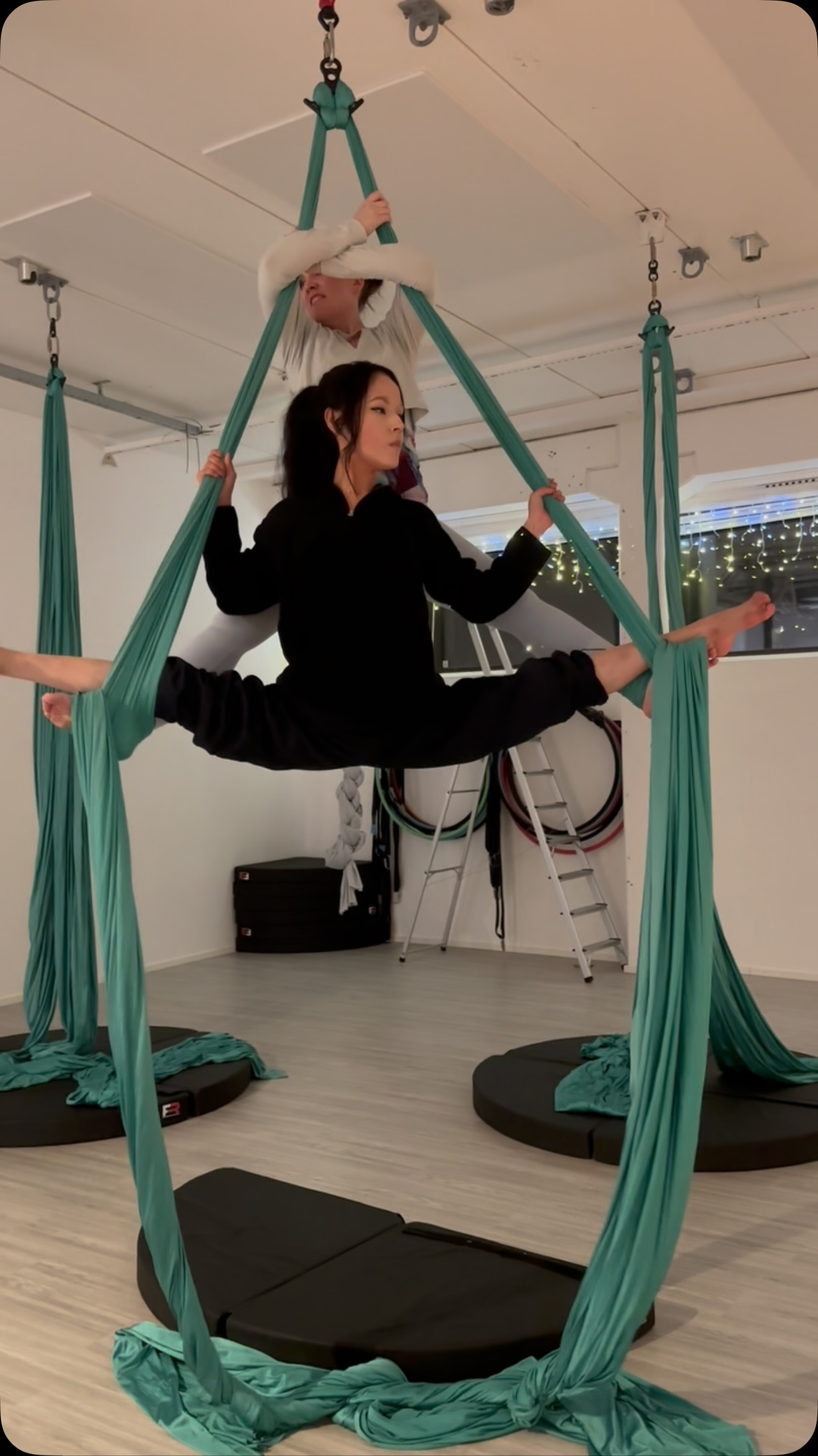 Aerial silks er en fantastisk måte å bygge styrke, bevegelighet og kroppskontroll på – samtidig som det er både lekent og utfordrende.
Vil du prøve?
Bli med på aerial silks torsdager kl. 18:30🌻
Nivået tilpasses.
@keigoth
@cowiik