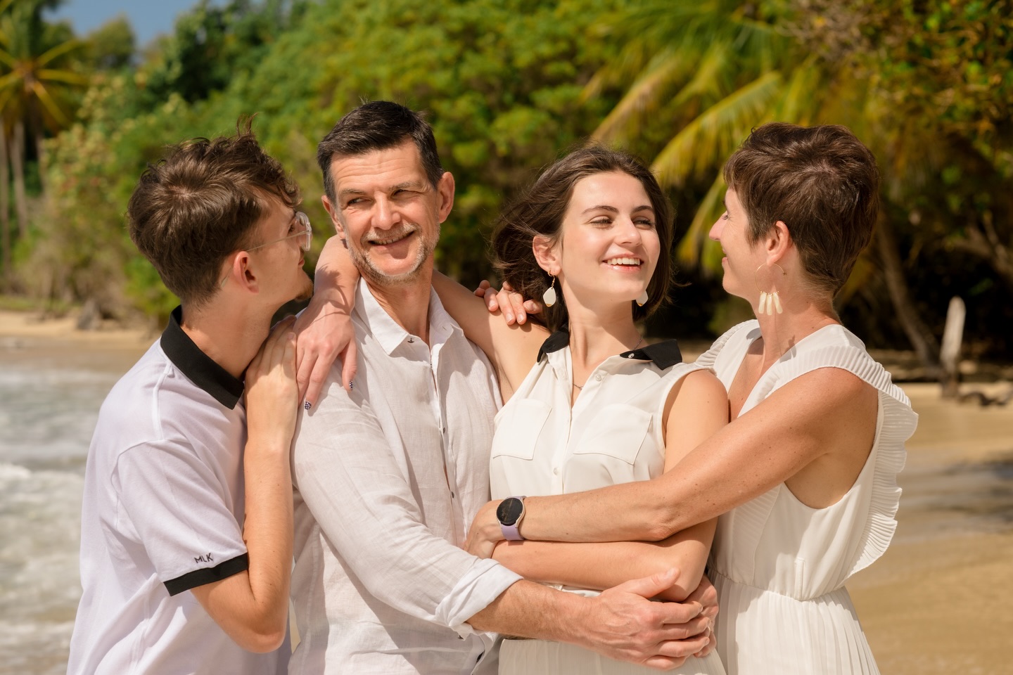 Ce que j’aime profondément dans les photos de famille, c’est leur pouvoir : garder une trace de ce qui compte vraiment… l’amour, la complicité, les regards, les gestes 💛
Chaque moment partagé mérite d’être capturé.
Et vous, à quand remontent vos dernières photos de famille ? 📸
#photographe #photodefamille #souvenirs #famille #martinique