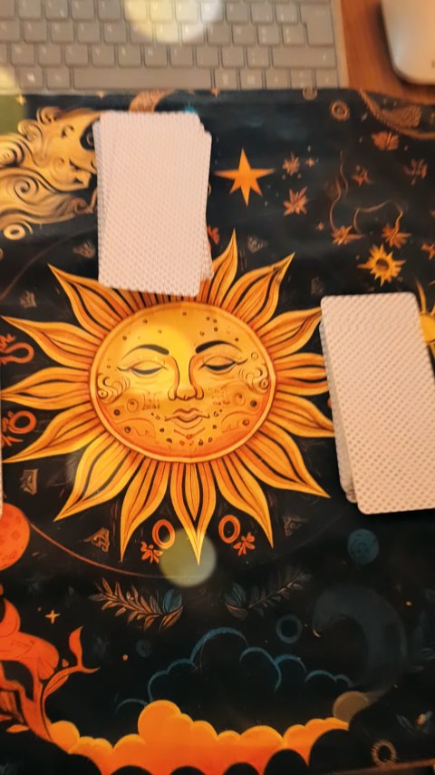 C'est parti pour une guidance tarot en visio !
Oui on peut le faire à distance.
Enfin... De mon point de vue !
Pourquoi pas d'ailleurs.
Mais j'avoue, j'étais sceptique au départ. Et puis j'ai tenté. J'ai testé. Et au final, j'ai changé d'avis.
Pour moi, ce qui compte, c'est d'être complètement connectés.
Et toi, tu en penses quoi ?
Il faut être absolument en face à face ? Ou en visio c'est bien aussi ?