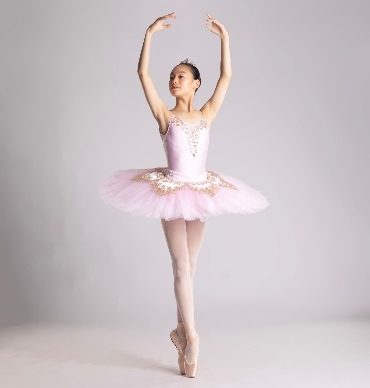 Entries for the 2026 Cecchetti Ballet NSW Medal Awards close today! 🏅
Ask your Cecchetti Ballet teacher for more information & entry details.
🩰 2025 Intermediate Winner, Adabelle from @lanecovedanceacademy
📸 @dancelete_
#cecchettimedals #cecchettiballetaustralia #cecchettiballet #cecchettiballetNSW