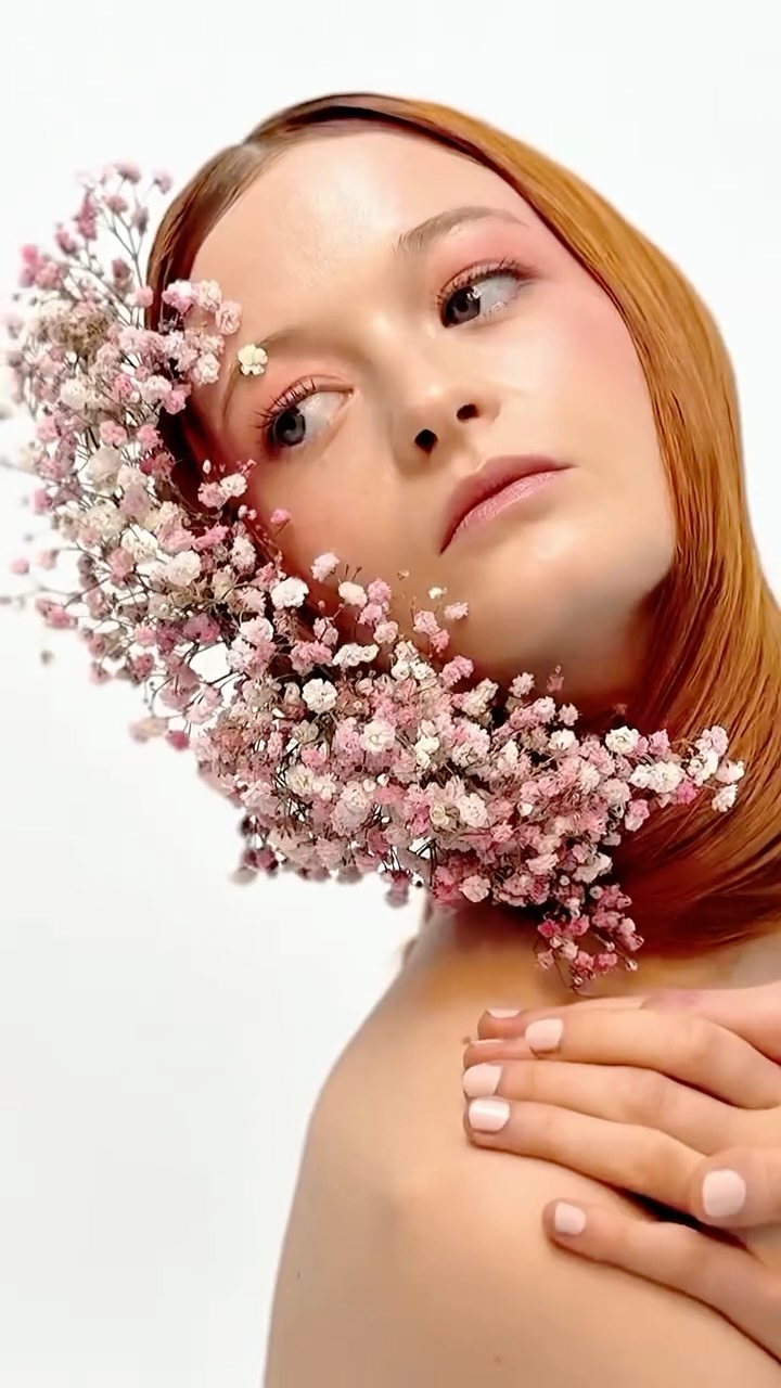 Working on set is more than just doing makeup and hair — it’s about bringing characters to life. Every face is a canvas. Every look tells a story.
Being on set means pressure, fast changes, long hours… and pure magic. You’re not just creating beauty — you’re creating emotion that translates through the camera.
Creativity is EVERYTHING.
You have to think beyond trends. Beyond “pretty.” Beyond safe.
But here’s the truth — creativity without skill isn’t enough.
Years of training.
Endless practice.
Early mornings.
Late nights.
Your technique, your precision, your understanding of skin, hair, lighting, and product knowledge — that’s what makes you reliable under pressure. That’s what makes people trust you.
And in an industry that constantly evolves, one thing is crucial:
Never lose your own creative voice.
Get inspired. Learn. Grow.
But don’t dilute what makes you different.
Your skills build your career.
Your creativity builds your legacy. ✨
#MakeupArtist #Hairstylist #andreapalkomakeupartist #lifeonset #makeupartistinswitzerland