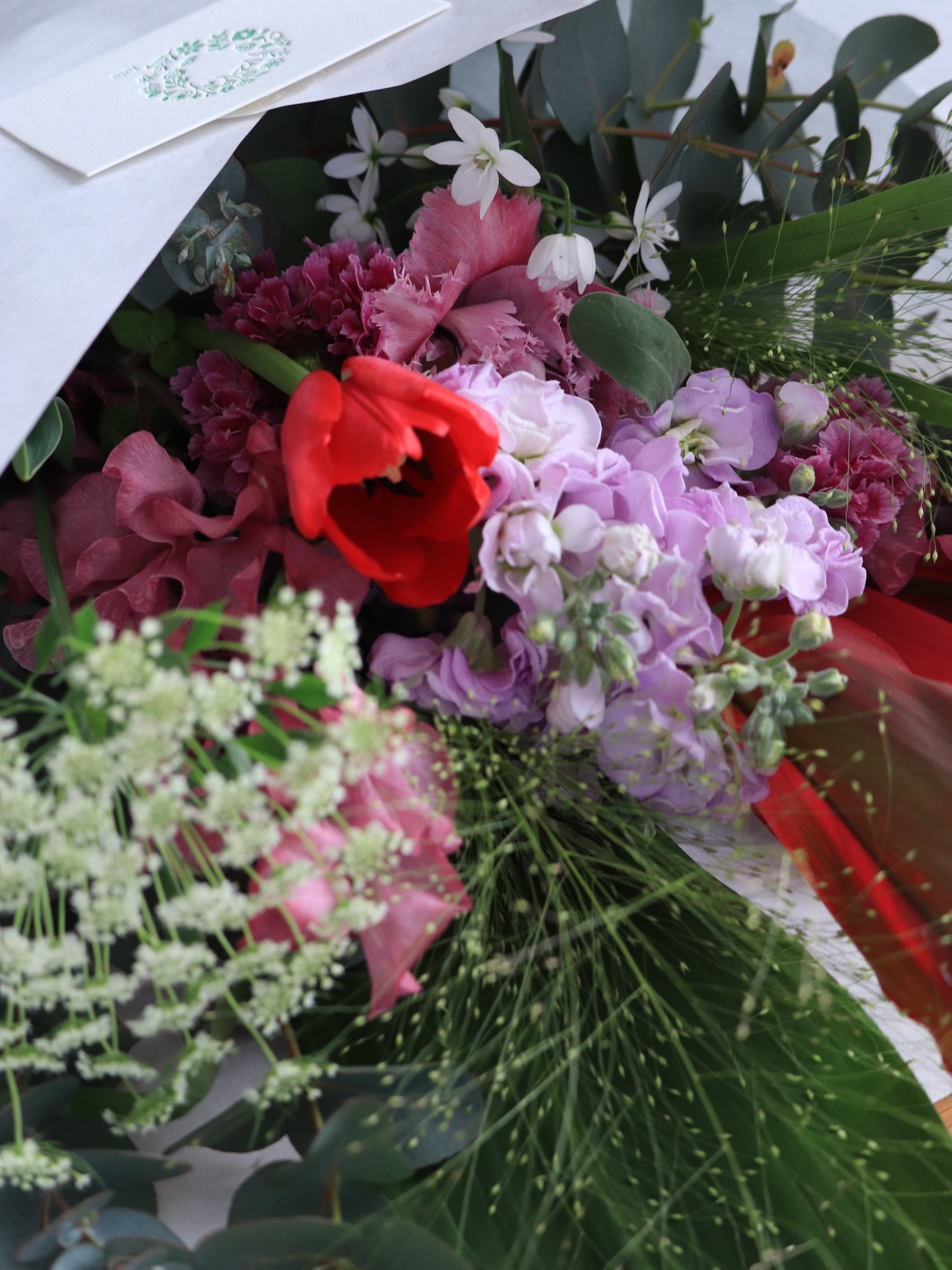 週末のフラワーライフコースのレッスンは贈答用の花束でした。
限られた予算などの条件で、豪華に見えて、サプライズ感いっぱいで喜んでもらえる工夫は?を学んだ2時間。
そして、見栄え以上に、花を大切にしている花屋さんかどうかがわかる判断ポイントについてお伝えしました。花屋が選ぶお花屋さん情報、ここには書けませんがね。
さてさて
このところの物価高騰。びっくりしますよね。
お花も当然値上がりしてますが、普段お花を買うことがない方たちにとっては理不尽で不当な金額と感じることもあるでしょうね。
この時期になると、SNSにそういう投稿がよく上がってきます。
花によっては3年前の価格に比べ倍ぐらいなので、私たちも市場でたじろぐことがあります。
そういえば、コンビニのおにぎり、昆布や梅も200円ぐらいするんですね。
お米が5キロ4000円、ガソリンが170円以上だから考えてみたら当然なんですけどね。
普段コンビニでおにぎりを買わないから、びっくりしました。
でもね、知らないってそういうことです。
贈答用の花束を作ってみると、保水やラッピングを1分以内ではできないこともわかります。
なんでもそうですが、体験して初めて大変さがわかるし、慮ることもできるようになります。
そしてその体験は相手の立場の大変さを知るだけでなく、あらゆる立場に置き換えながら想像を広げられます。
すると世の中はどんどん優しくなる…はずなんじゃないかなぁと思うのです。
そんな会話をみんなでした今月のフラワーライフコースのレッスン。
どこかで何かのお役に立つと、嬉しいなと思います。
ローソンで、おにぎりを2つ買ったらペットボトルのお茶1本のサービスがありました。
ありがとうございます。
この情報も、誰かのお役に立ちますように。