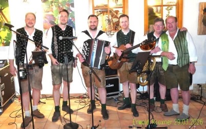 🌿🎶 Palmsonntag beim Buschenschank Strauss 🎶🌿
Was für ein genialer musikalischer Nachmittag! Beste Stimmung, volle Hütte und richtig gute Unterhaltung – so muss ein Palmsonntag sein! 🙌🥳
Ein riesengroßes DANKE an Max Lustig und das gesamte Buschenschank-Strauss-Team für die tolle Organisation und die herzliche Bewirtung! 👏🍷