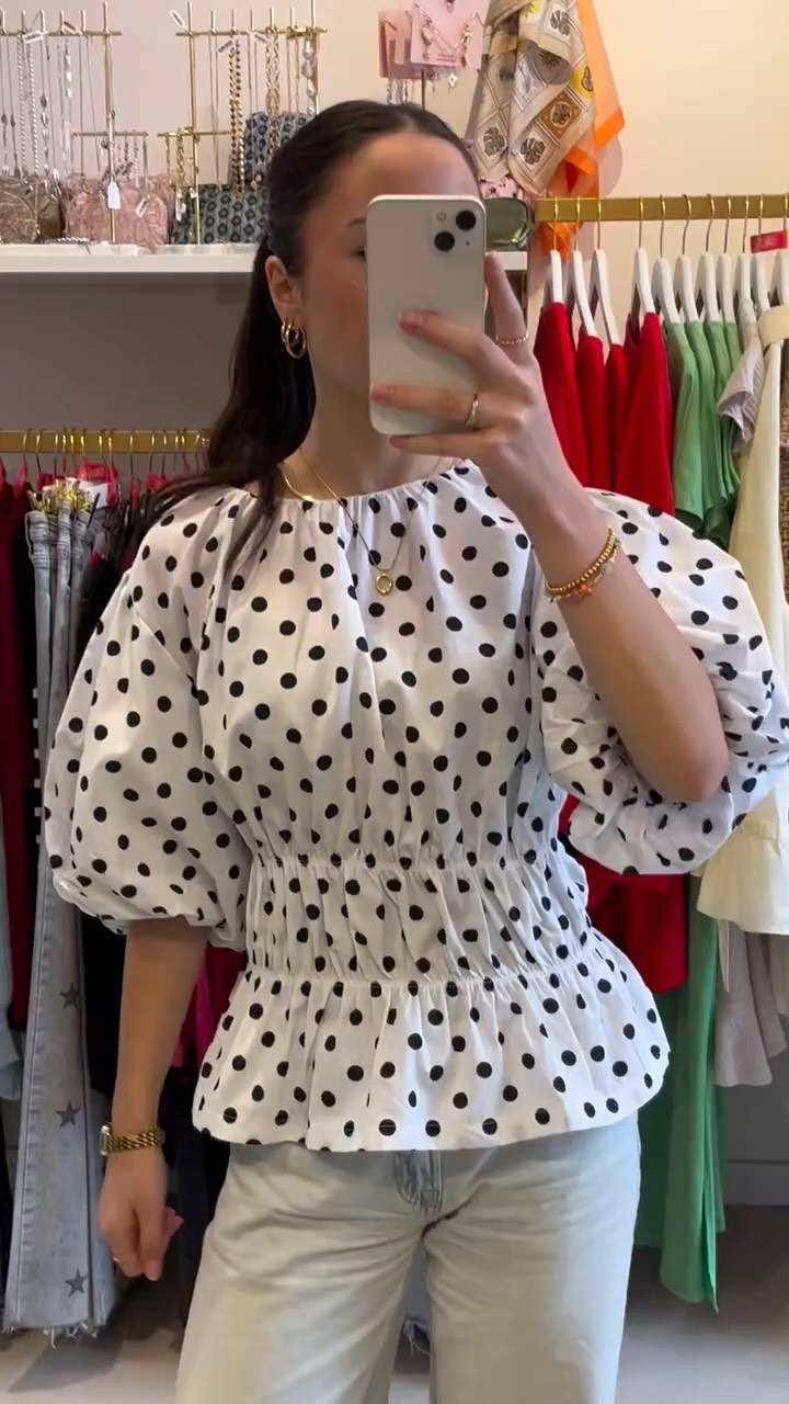 The perfect polka dot top 🖤🤍