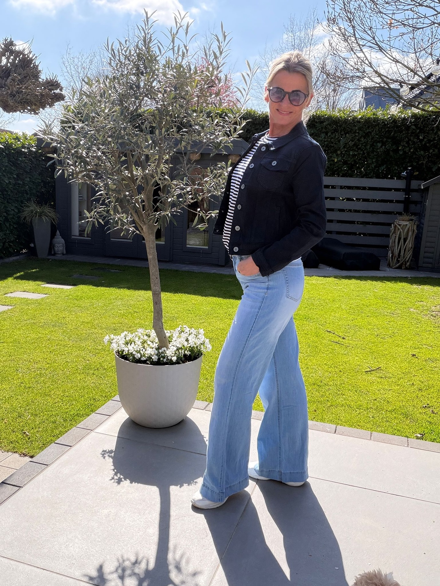 Marine-Look all over ⚓️💙
… und wir lieben es!
Der ganze Vibe ist gerade in unsere Fashion Boxx eingezogen 😍
💙 Unsere neue dunkelblaue Jeansjacke
clean, edel und einfach ein mega Kombiteil –
sogar die Nähte sind dunkelblau ✨
⚓️ Und: euer Liebling ist zurück!
Unser gestreiftes Shirt mit Kapuze ist endlich wieder da 😍
Ihr habt so oft danach gefragt – jetzt ist es wieder eingetroffen!
Sportlich, lässig & perfekt für jeden Tag 🤍
Wir sind total verliebt 💙
… und ihr?
👉 Jetzt shoppen – Link in Bio
⸻
#fashionboxx #marinelook #streifenshirt #jeansjacke #ootd #outfitinspiration #modefürdich #casuallook #frühlingslook #sommerlook #styleinspo #fashionstyle #bequemundstylisch #lieblingslook #womenstyl