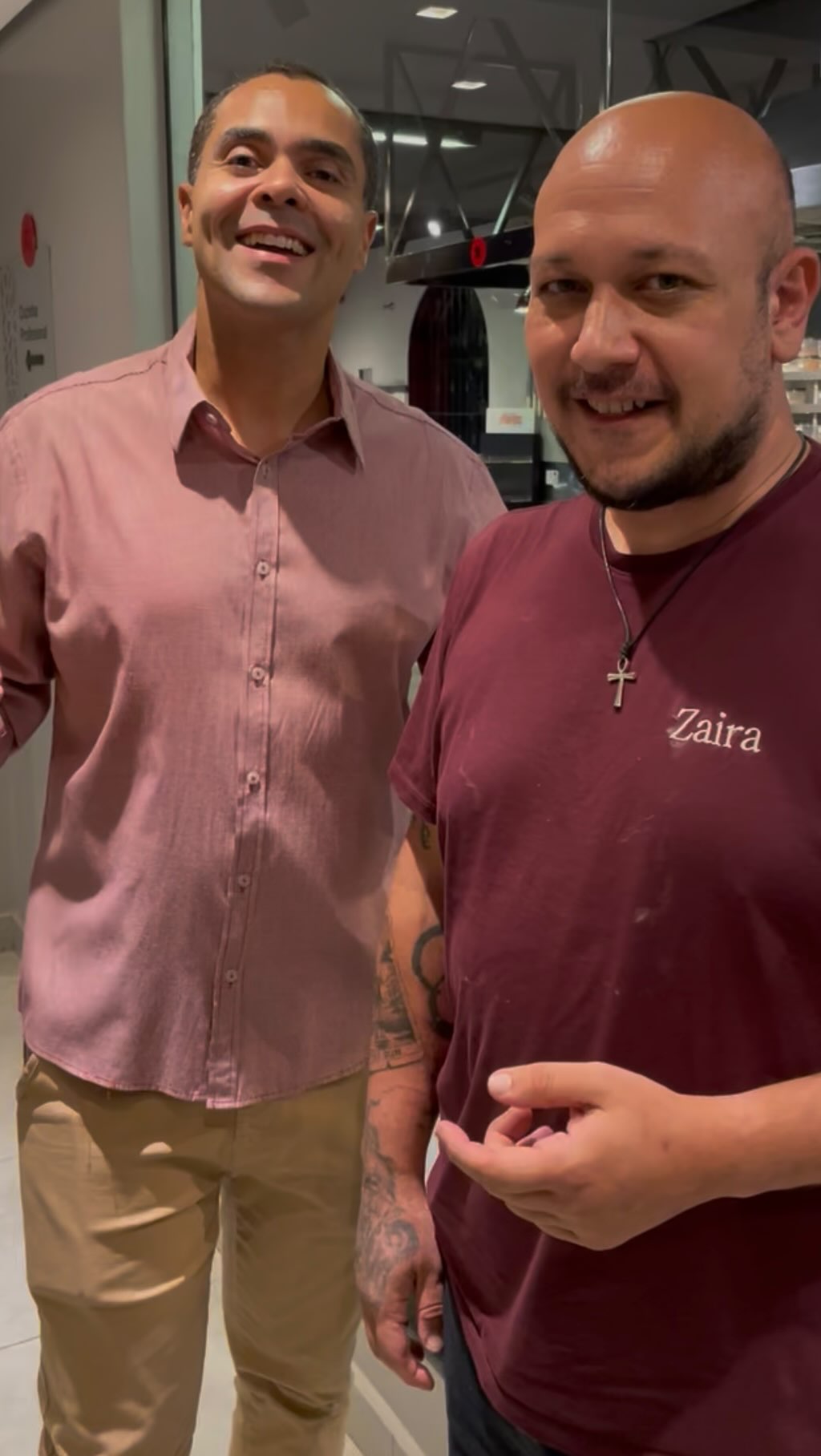 É muito gratificante ouvir de quem vive a gastronomia todos os dias aquilo que a gente acredita 💛
Ter o @cheffranciscofernandes do @zaira.bistro participando do nosso workshop de queijos e vinhos e compartilhando sua visão só reforça que estamos no caminho certo: fortalecendo conexões reais com nossos clientes.
E aqui vai um reconhecimento especial: parabéns ao time Mais Minas 👏
Por trás de cada detalhe, existe dedicação, cuidado e um propósito muito claro de fazer diferente.
Seguimos com a certeza de que fazer bem feito, com propósito, sempre faz sentido. 🧀🍷✨