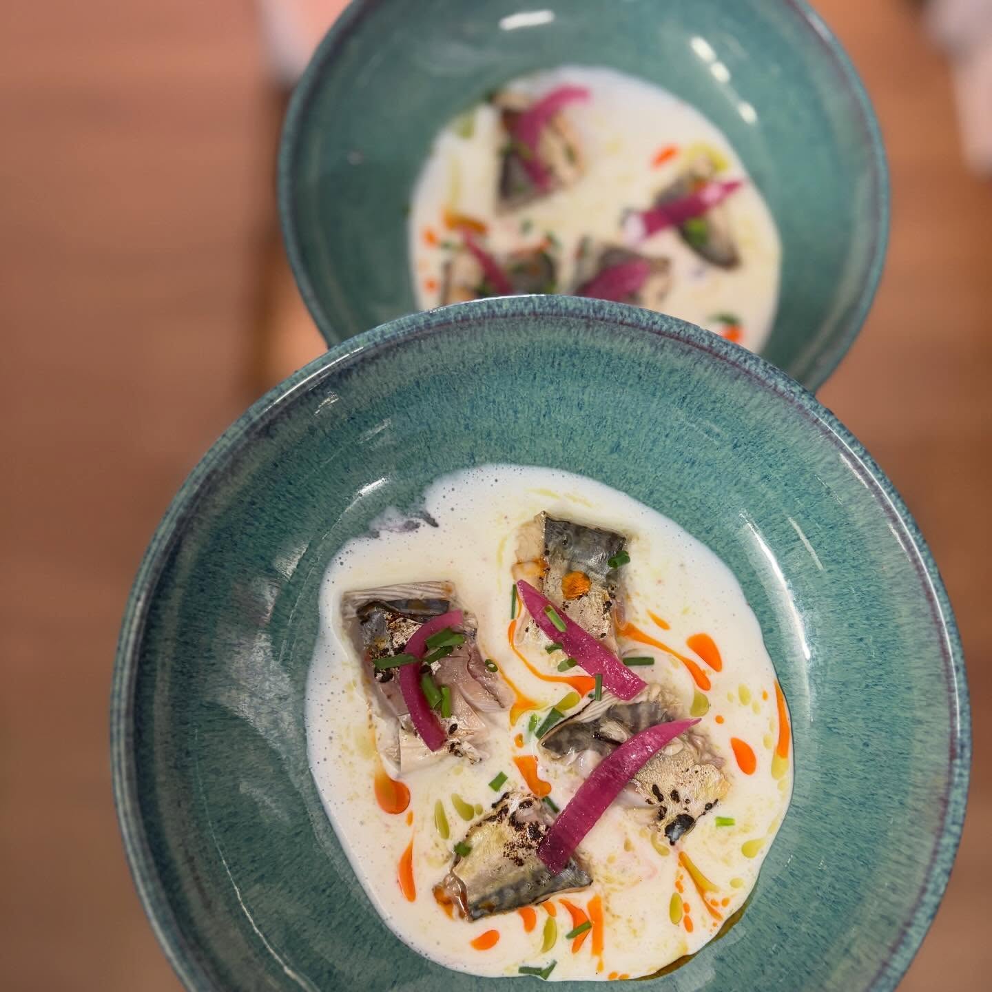 Nouveau dans le menu du Jour 🐟
Maquereau de la baie,
mariné puis brûlé à la flamme…
juste ce qu’il faut pour révéler son caractère.
💧 Lait ribot pour la fraîcheur,
⚡️ un équilibre brut, iodé, maîtrisé.
Un plat simple en apparence,
mais qui fait tout sauf semblant.
—
À découvrir en ce moment chez Kêr L
#cancale #poissonfrais #restaurant #portdecancale #cotedemeraude