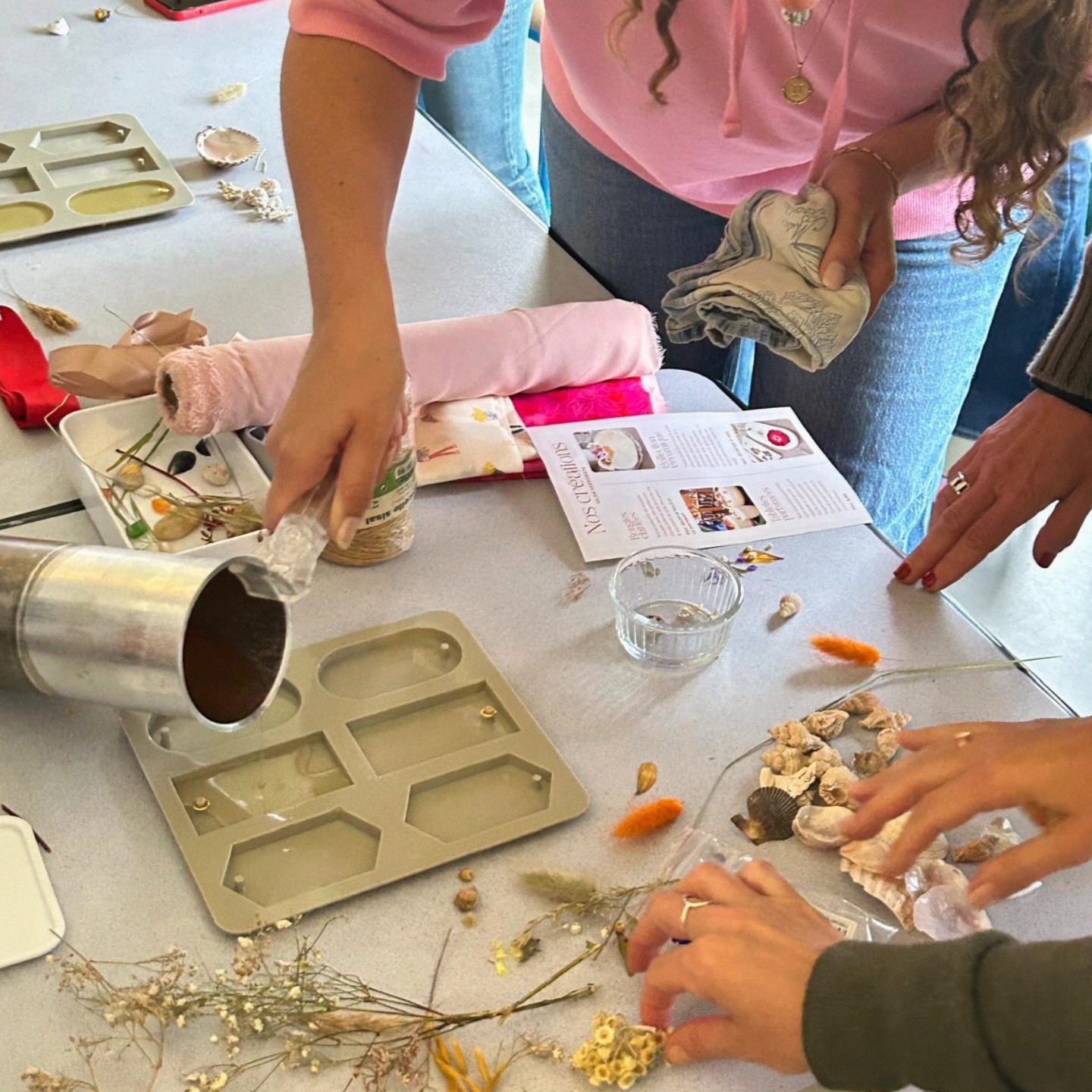 🙌🏼 L'atelier 🙌🏼
💙 Retour en image sur cet incroyable atelier lors de la retraite pilâte de @cozette_reboux au centre PEP le grand large à Saint-Pierre Quiberon.
👸🏻Une aventure humaine avec ces 19 femmes, qui le temps d'un atelier créatif, ont réalisé chacune leur suspension parfumée.
✨️Comme un petit talisman, un souvenir ramené chez soi après y avoir déposé ses trouvailles de la plage, des fleurs séchées ou quelques perles.
Un moment de partages et de rires autour d'une création unique à offrir ou à s'offrir.
🕯J'anime des ateliers de création de bougies, suspensions/fondants parfumés mais également des ateliers herboristes.
J'ai à coeur de transmettre et de partager ma passion et mon métier.
🙌🏼 Pour des occasions particulières, anniversaire, EVJF, ou simplement un atelier entre amis j'organise sur mesure un atelier qui vous ressemble.
🌞 Sinon vous pouvez également suivre mes prochains ateliers sur Quiberon en stories : je vous dévoile très vite les prochains lieux et dates pour la saison !
Encore une fois merci de m'avoir fait confiance.
Ps : je vous ai mis une vidéo collector à la fin 😂
Comme quoi l'atelier s'est bien passé !
#suspensionsparfumées #atelier #ateliercréatif #sororité #salemherboriste ##fragrancedegrasse #frangrancesnaturelles #madeinfrance #bougiefleursséchées #bzh #bretagne #sea #bluesky #fleurs #fleursséchées #quiberon #transmission