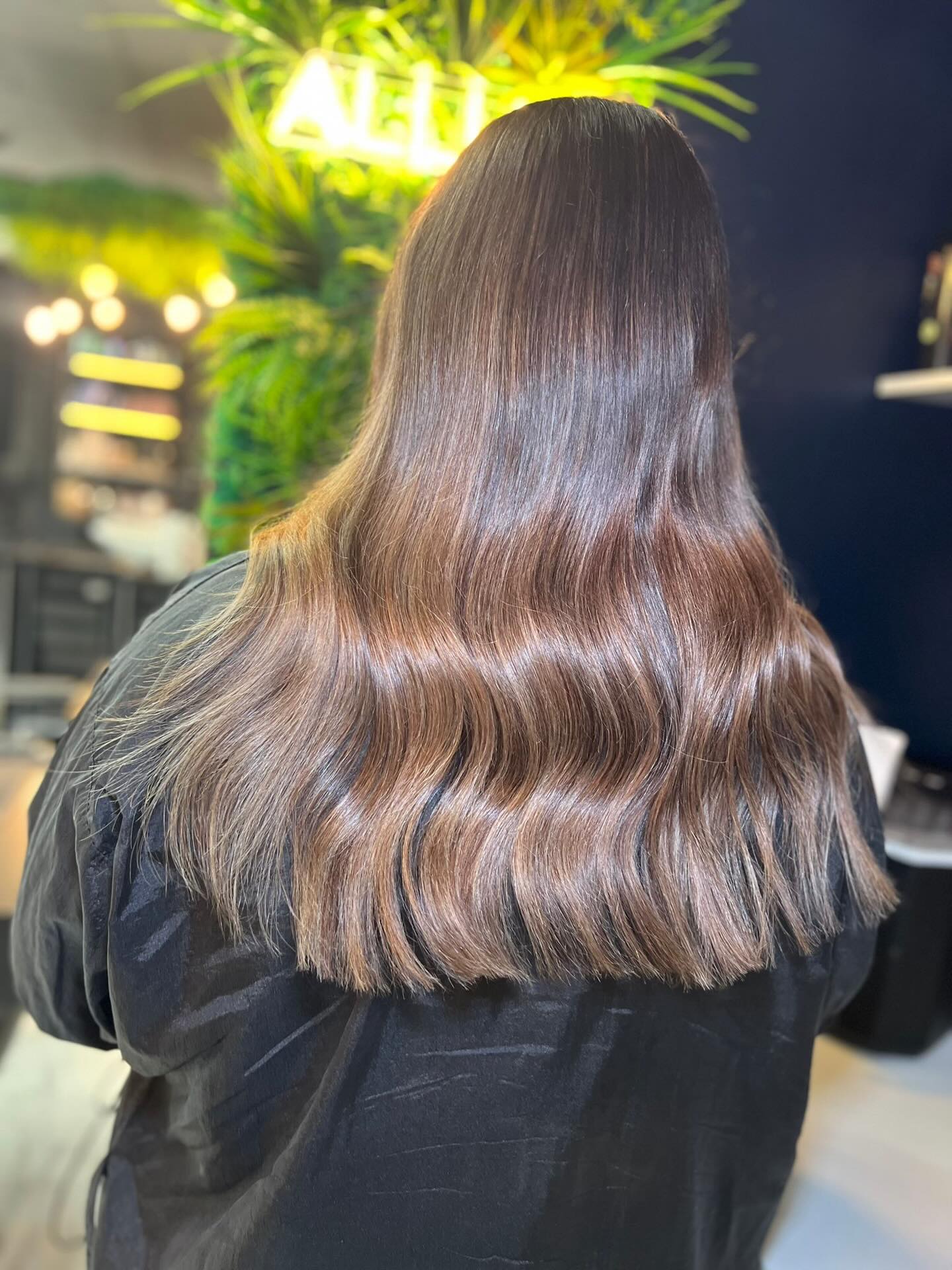 ✨A seamless brunette balayage designed to enhance natural depth and dimension. This soft, hand-painted blend creates a smooth transition from root to end, finished with a high-gloss shine for a healthy, polished result🤎 by stylist Chloe Olivia 🫶🏻
@lorealpro @lorealpro_education_uki