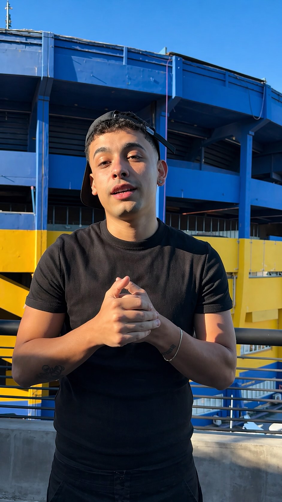 El artista argentino @trueno realiza un listening party para brindar una pre-escucha antes del lanzamiento de su próximo álbum “TURR4ZO” ⚡️💿 y como no, NO NOS LO PODÍAMOS PERDER!
No podemos enseñaros nada, sale esta noche a las 23:59 y es UNA BOMBA 💣