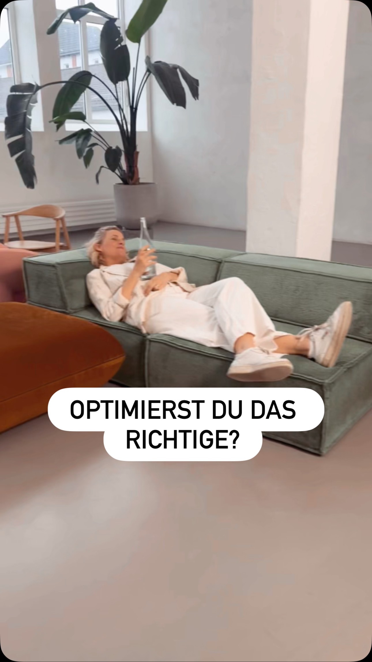 Deine Energie ist deine größte Währung. 💫
Ich verkaufe HIGH ENERGY – und das bedeutet: Meine erste Aufgabe ist es, mich selbst aufzuladen. Mich in die richtige Energie zu bringen, damit ich meine Talente wirklich in die Welt bringen kann.
Das war nicht immer so.
Ein Erschöpfungssyndrom hat mir gezeigt, wie es definitiv nicht geht. 😅 Und im Human Design bin ich offene Projektorin – auch das hat mir so vieles erklärt.
Meine Lebensaufgabe: vom Tun ins Sein.
Klingt schön. Ist aber nicht immer einfach – denn ich liebe es, zu kreieren, Neues zu erschaffen, zu aktivieren.
Diese Energie in mir ist ein Geschenk. Und gleichzeitig muss ich lernen, sie zu hüten.
Produktivität ist nicht gleich Aktivität.
Wie ist das bei dir? Erlaubst du dir wirklich Regeneration?
Shine your light
Deine Lotta
✨✨✨✨✨✨
#sichtbarkeit #businessmentor #soulbusiness #hamburg #personalbranding #neustart #businessfotos