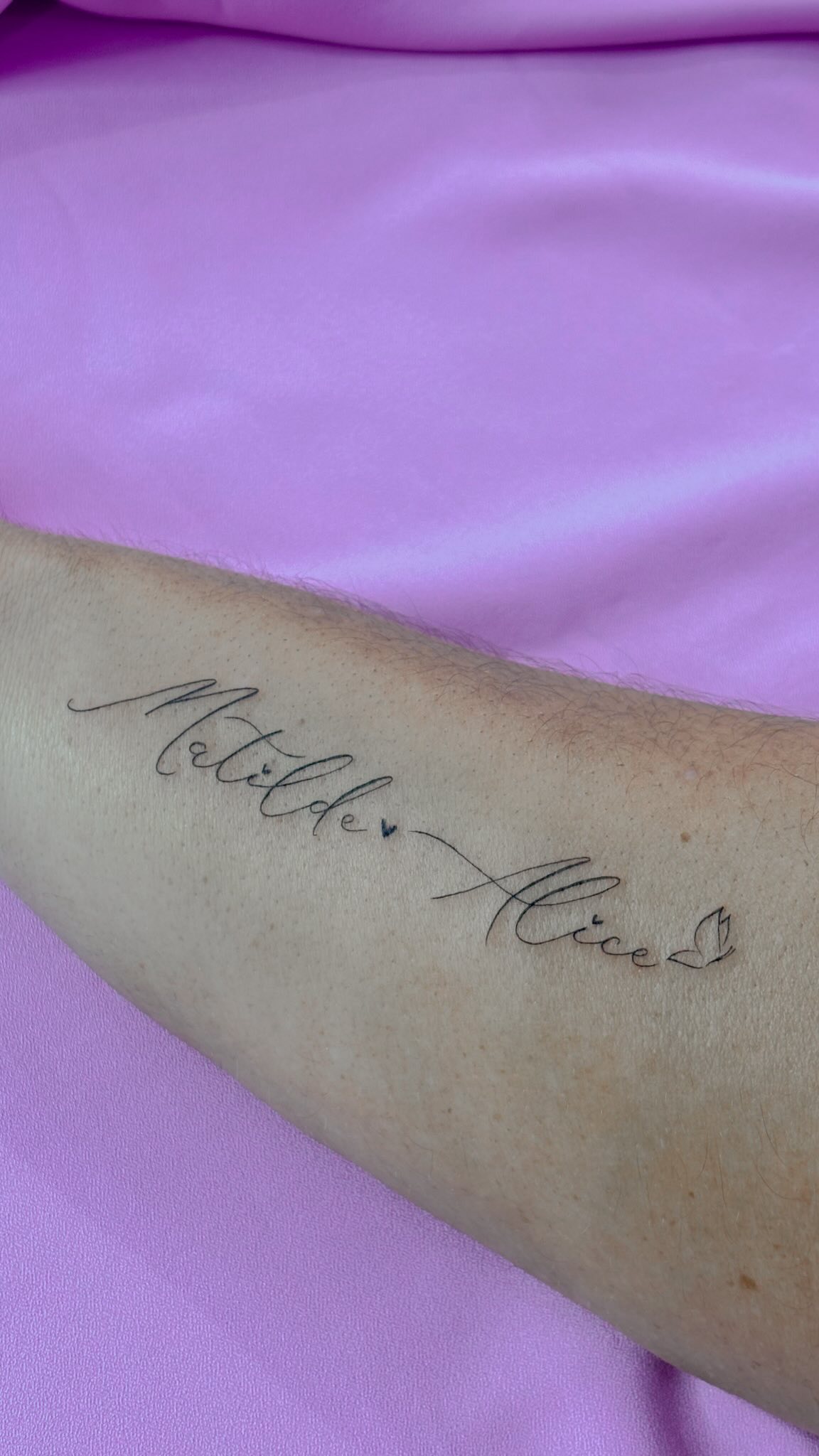 Uma tatuagem especial para as mulheres mais importantes do mundo todo: as filhas 💕
Quer homenagear os seus filhos com uma tatuagem delicada? Envia uma mensagem!