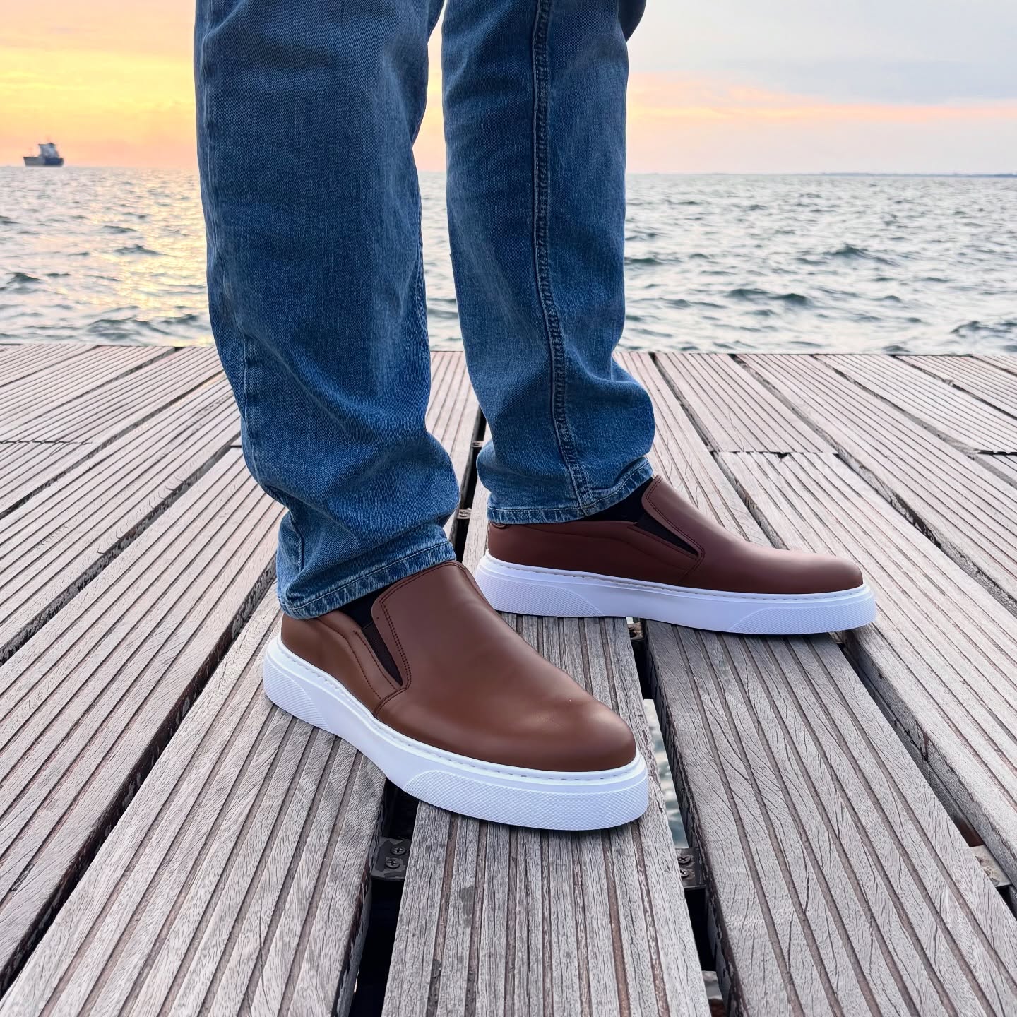 Νέο εύκολο στο φόρεμα δερμάτινο sneaker Antonio Shoes, για να απογειώσεις το ανοιξιάτικο look σου😍
Made in Greece🇬🇷
SKU: 850
• 100% δέρμα & εσωτερική δερμάτινη επένδυση
• Slip-On (με λάστιχα στο πλάι)
• Αφαιρούμενο πατάκι που απορροφά τους κραδασμούς
• Ελαφριά, αντιολισθητική, αντικραδασμική και ραμμένη περιμετρικά σόλα
Θα τα βρεις:
📲 www.antonioshoes.com
☎️ 2310 817 980
📍Βιομηχανική Περιοχή Θέρμης, Θεσσαλονίκη
📍Επιλεγμένα καταστήματα σε Ελλάδα & Κύπρο
#antonioshoesmen #menstyle #mensfashionblogger #leathershoes #δερμάτινα #ανδρικά #ανδρικήμόδα #ελληνικά #ελληνικαπροιοντα #greekdesigner #greekproducts