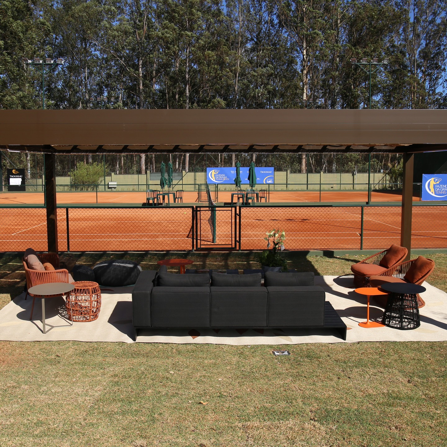 A Evolução do Morar: O Equilíbrio entre Performance e Introspecção 🎾🍃☀️
A participação da Arthur Decor em eventos esportivos de alto padrão, reflete uma mudança profunda no comportamento do consumidor: a busca por espaços que unem o dinamismo do esporte à serenidade do design moderno.
Atualmente, a criação de espaços lounge
transporta o conforto dos interiores para o ar livre. Nossos espaços de hospitalidade e descanso são projetados para oferecer:
Continuidade: Ambientes externos que mimetizam o conforto e a estética das áreas internas.
Mindfulness e Bem-Estar: Proporcionamos pequenas "pausas" dos estressores diários, criando refúgios para momentos de introspecção e calma.
Conexão Sublime: A união entre o espírito atlético e a elegância serena, priorizando a saúde mental e as integrações sociais.
Seja no campo de tennis ou em uma residência particular, nossa missão é otimizar a experiência do conviver, transformando o "morar" em uma jornada de sofisticação e equilíbrio.
Explore nossas soluções exclusivas para áreas externas e descubra como integrar lazer e luxo com precisão técnica.
#ArthurDecor #DesignDeInteriores #Arquitetura #HighEndDesign #VidaAoArLivre #OutdoorLiving #TennisLife