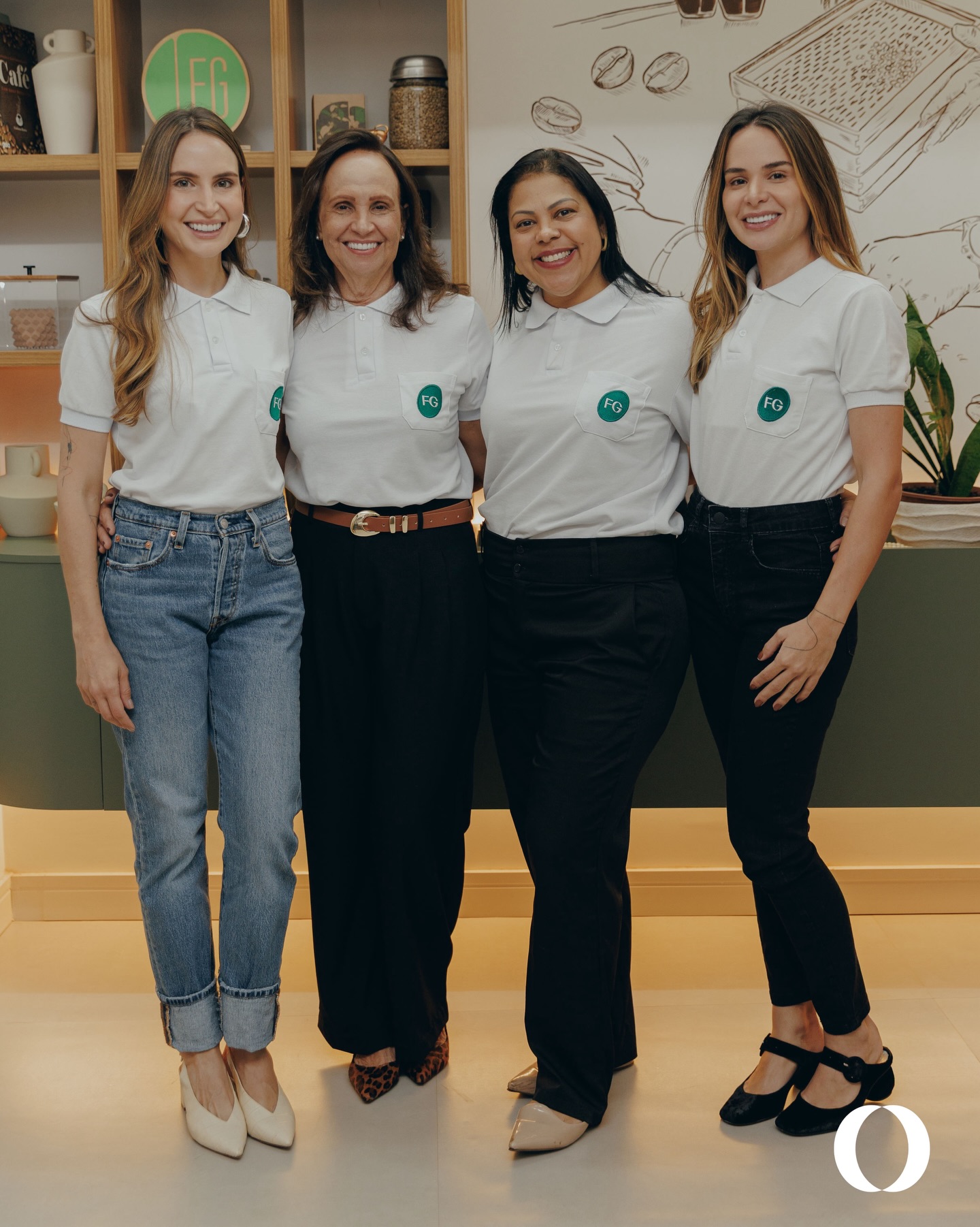 Protagonismo invisível:
a história das mulheres no café brasileiro
Na última matéria do mês de março, é claro que vamos abordar um tema que aqui na FG é diário: o protagonismo feminino. A trajetória da mulher no café brasileiro é marcada por um paradoxo: centrais na gestão e no trabalho braçal das fazendas desde o século XIX, permaneceram invisíveis nos registros oficiais por gerações.
Antigamente, muitas mulheres que atuavam ativamente na produção, colheita e secagem do grão se declaravam nos censos apenas como “do lar”. A falta de reconhecimento era tão profunda que, até meados de 2012 e 2014, relatórios de órgãos internacionais ainda afirmavam erroneamente que não havia mulheres interessadas no cultivo de café no Brasil.
Essa invisibilidade contrasta com a importância histórica de figuras como a Imperatriz Amélia, segunda esposa de D. Pedro I. Ela é creditada por transformar o hábito de tomar café em um ritual social e de acolhimento no Brasil, elevando a bebida de simples estimulante a elemento central da cultura doméstica e das recepções da elite.
No centro de São Paulo, outro marco veio de Maria Punga, uma mulher negra que se tornou proprietária de um dos primeiros estabelecimentos a servir café na cidade, unindo a bebida a quitutes tradicionais como bolos de fubá e tapioca, em um empreendimento que misturava sabor e resistência.
Historicamente, as mulheres sempre foram responsáveis pelas etapas que exigem maior detalhamento e sensibilidade, como a separação dos grãos e o controle da secagem nos terreiros. Hoje, essa tradição de “capricho” se reflete na liderança feminina no setor de cafés especiais, onde a qualidade técnica é prioridade sobre o volume, revertendo décadas de apagamento histórico.
Atualmente, as mulheres lideram cerca de 13,2% dos estabelecimentos cafeeiros no Brasil e têm criado marcas exclusivas para garantir que seu protagonismo na comercialização seja tão visível quanto seu trabalho no campo, escrevendo um novo capítulo nessa história centenária. #8m #mesdasmulheres