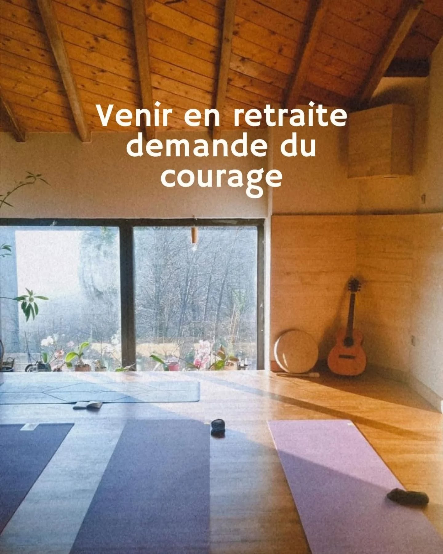 Le courage de se mettre en chemin 😌
Il y a quelque chose qui me touche souvent. Ce n’est pas le moment où elles arrivent, ni celui où elles repartent. C’est le chemin entre les deux.
Les premiers mouvements où le corps est encore en tension, où l’esprit tourne vite, il y a ce réflexe de vouloir bien faire, de rester “tenue”. Puis, sans attente, les tensions se fluidifient. Pas d’un coup, mais suffisamment pour respirer autrement et redessiner de nouveaux espaces. Le système ralentit, le mouvement devient plus libre, et surtout, il n’y a plus rien à prouver.
C’est là que quelque chose se transforme en profondeur, presque silencieusement. Ce que je vois, ce sont des femmes courageuses qui osent se rencontrer vraiment et faire confiance au processus, pas à pas, même quand ça secoue. Parce que se rencontrer c'est s'ouvrir une porte vers la liberté. Pas celle qui nous permet de partir voyager quand on veut (bien qu'on adore), mais celle qui nous permet d'être pleinement soi, sans concession.