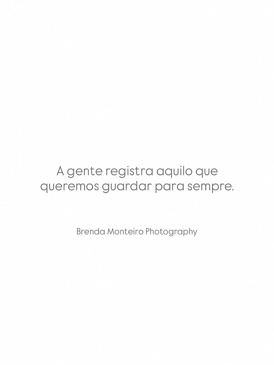 Você tem algum momento especial em sua vida que não registrou? Algum momento que gostaria de ter a oportunidade de voltar no tempo só para ter a chance de registrar para tê-lo contigo para sempre?
Eu tenho. Meu aniversário de 1 ano de vida. Minha mãe sempre amou fotos. Ela tinha umas daquelas câmeras de filme da Kodak e registrava tudo sempre! Sou cheia de fotos da minha infância e de todos os meus aniversários. E eu amo essas fotos!! São minhas memórias!! Mas logo o meu primeiro ano, minha mãe toda atarefada (como uma mãe normal com uma bebê de colo), esqueceu de deixar a câmera com alguém para que registrassem. Ela só foi se tocar disso quando a festa já tinha acabado. A única coisa que tenho são os relatos… Que são de que a festa foi da Moranguinho porque eu parecia muito com a personagem. Eu até tinha esse apelido! Logo eu! A fotógrafa de bebês, de festas infantis… não tenho as memórias do meu primeiro ano!
Por isso sou sim advogada na minha profissão, do meu trabalho. Porque quando o momento passa, a única coisa que fica são os registros.
E aí, me conta, você também tem algum momento especial que não foi registrado?