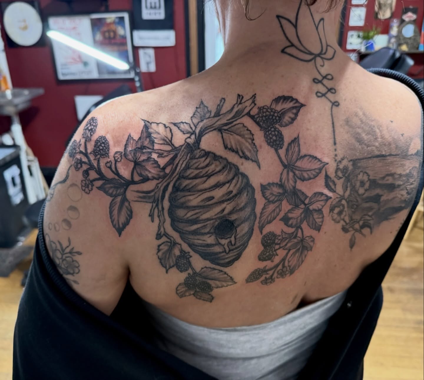 @dfd.james.tattoos added more blackberries to this gorgeous beehive piece😍🐝
.
Book via link in bio
.
.
.
.
.
.
.
.
.
#ellsworthmaine #tattooshop #tattoosofinstagram #blackandgrey #blackandgreytattoo