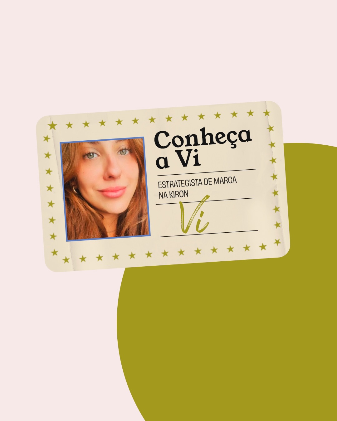 Vi faz parte da Kiron como estrategista de marca e é uma das pessoas fundamentais na construção do que entregamos todos os dias.
Vinda de uma família de artistas, carrega a arte no olhar e na forma de pensar, o que fortalece sua capacidade de enxergar marcas com profundidade e sensibilidade.
Sua trajetória une gestão, branding e direção estratégica, sempre com atenção ao que não é apenas dito, mas percebido.
Essa combinação entre repertório criativo e visão estruturada é o que sustenta muitas das decisões que tomamos na Kiron.
Para nós Vi e mais que estratégia e base dos projetos de sucesso! Ela é líder, amiga e família.
“Só no tempo há espaço para mim.” — Clarice Lispector
#TeamKiron #BrandingEstratégico #SomosKiron