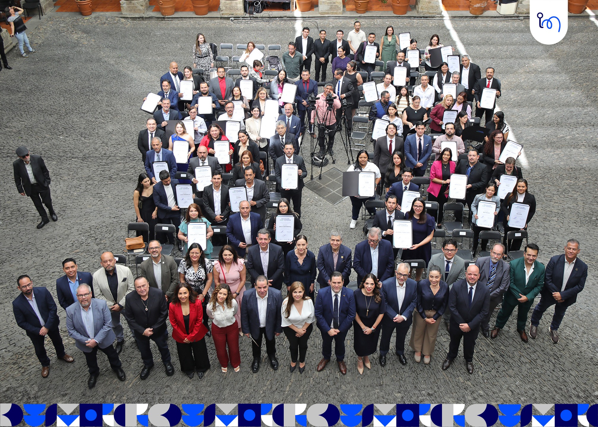 ¡Ceremonia de Entrega de Reconocimientos a Empresas Participantes en el Modelo de Educación DUAL!
Esta ceremonia tuvo como objetivo reconocer el compromiso de las empresas e instituciones participantes, que impulsan activamente la formación de talento y fortalecen su permanencia en el Modelo de Educación Dual, motivando a más organizaciones a sumarse a una estrategia que vincula de manera efectiva la formación académica con las necesidades reales de la industria.
El Modelo de Educación Dual se ha consolidado gracias a la participación activa del sector empresarial. Actualmente, 67 empresas forman parte del programa y 113 han sido vinculadas, generando un impacto directo en 255 estudiantes activos, quienes se forman en entornos reales de trabajo, desarrollando competencias técnicas y profesionales alineadas a las necesidades de la industria.
Este modelo, inició a partir de una colaboración coordinada entre Industriales Jalisco, la @ucguadalajara y el @cutlajo, se distingue por su enfoque práctico, donde las y los estudiantes desarrollan su formación dentro de entornos laborales reales, donde combinan un 50% de aprendizaje en la empresa y un 50% en el aula, en carreras como Ingeniería en Mecatrónica, Diseño Industrial y Biotecnología.
Durante la ceremonia, la Rectora General de la Universidad de Guadalajara, Mtra. Karla Planter, destacó los avances de esta estrategia como un mecanismo clave para impulsar el conocimiento aplicado, y fortalecer la inserción laboral de las y los estudiantes, resaltando su impacto en la formación de talento alineado a los retos actuales de la industria.
En el evento se contó con la participación de la Secretaria de Innovación, Ciencia y Tecnología, Fanny Guadalupe Valdivia Márquez; el Presidente de MIND México e Industriales Jalisco, Antonio Lancaster Jones; la Diputada por el distrito 20, Valeria Ávila Gutiérrez; el Vicepresidente de Recursos Humanos para Latinoamérica de Sanmina, José Antonio Torres López; la Directora de IJ, Dra. Noelia Caro; la Líder de la Red de Educación Dual, Leticia Leal Moya.