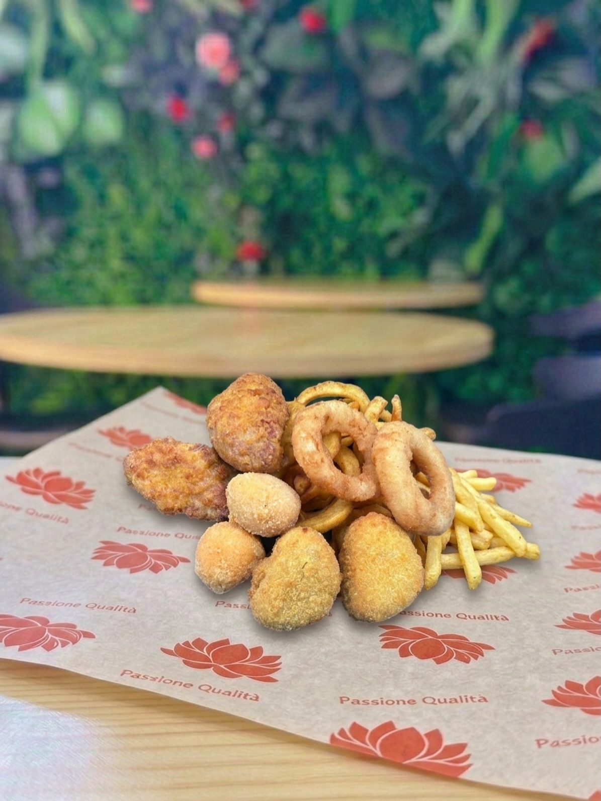🍟 Fritto: croccantezza irresistibile
A Siracusa lo street food prende forma anche nel nostro fritto, preparato con ingredienti selezionati e cottura perfetta per garantire croccantezza e gusto in ogni morso.
Perfetto da condividere o da gustare da solo, è il piccolo piacere che rende speciale ogni pausa. 😋
#StreetFoodSiracusa
#SiracusaFood
#MangiareASiracusa
#SiracusaDaGustare
#foodsiracusa