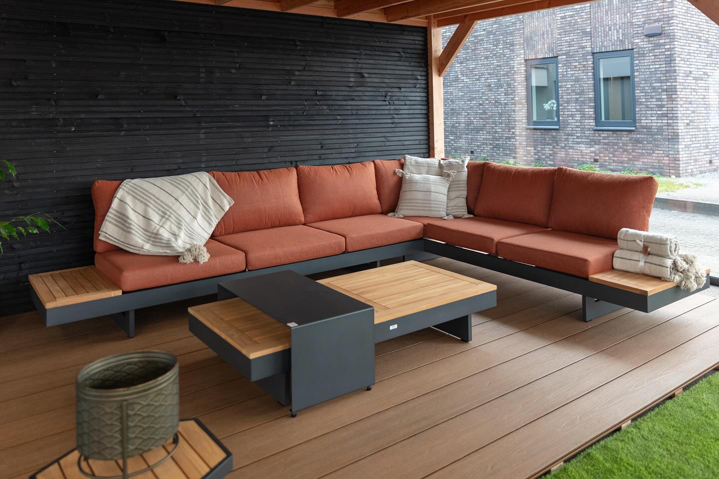 Onze showroom is uitgebreid!
Naast schuttingen vind je bij ons nu ook een compleet aanbod voor jouw tuin.
Denk aan:
• Luxe overkappingen & tuinhuisjes • Stijlvolle tuinmeubelen
• BBQ’s voor lange zomeravonden • Bestrating
• Sfeervolle accessoires
Alles om van jouw tuin een plek te maken waar je écht wilt zijn.
Kom gerust eens langs en laat je inspireren.