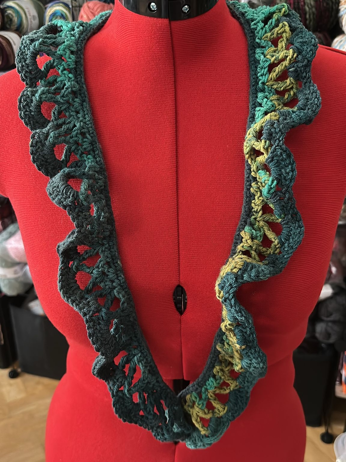 At work, at home, everywhere, if I don’t hang my keys around my neck I lose them. I love my crocheted lanyards🧶❤️
#crochet #crochetandocomamor #viral