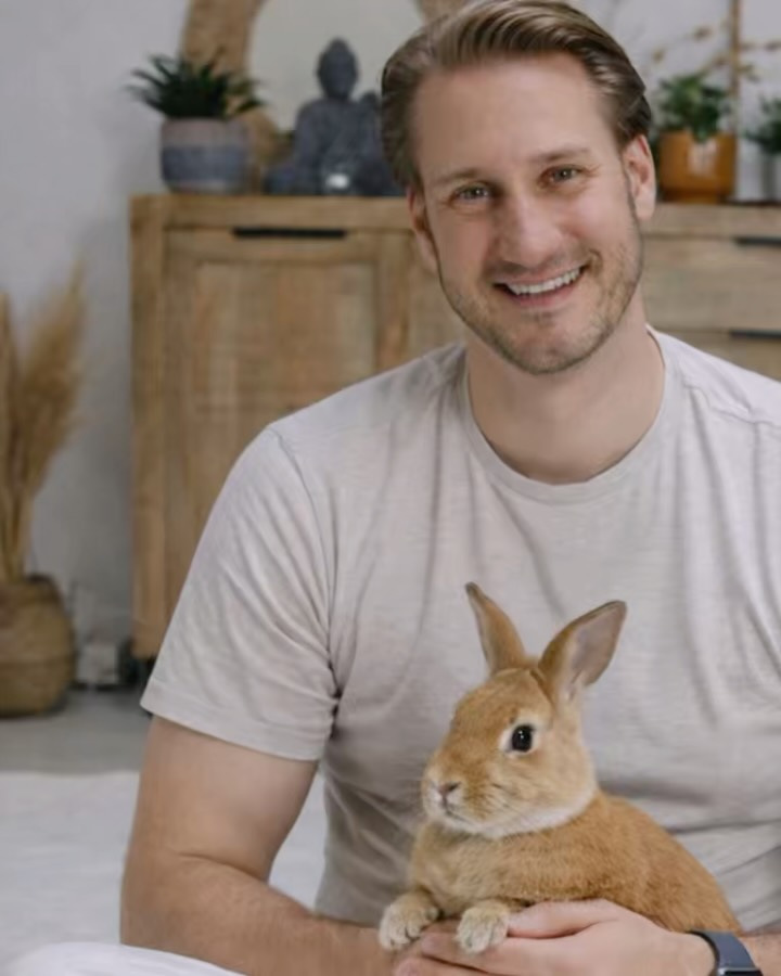 NEU in meiner Praxis: Hot-Egg-Massage 🥚🔥
Dabei werden angenehm warme Eier entlang der Energiebahnen geführt, um Blockaden zu lösen, das Qi zu bewegen und für tiefste Entspannung zu sorgen.
Für meine veganen Klientinnen und Klienten gibt es natürlich auch eine Alternative:
🥕Die Hotte Karotte-Massage!
Sanft erwärmt, natürlich, regional und energetisch besonders ausgleichend.
Ob Ei oder Karotte – Hauptsache entspannt.
…
😄 April, April!
Ich freue mich natürlich dennoch über euren Besuch in meiner Praxis- Entspannung, Energieausgleich und ein gutes Körpergefühl bekommst du dort garantiert- ganz ohne Gemüse 🤭
Ich wünsche euch einen schönen 1. April ☀️
#shiatsu #hotegg #ostern #aprilapril #aprilscherz