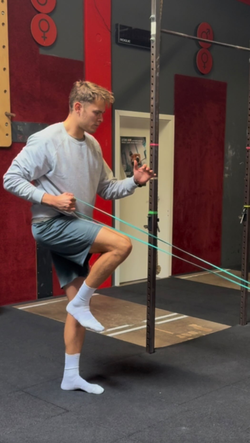 Krafttraining ist so viel mehr, als „einfach nur Gewichte bewegen“.
Denn, alles hängt zusammen.
Dein Körper ist ein System.
Es wäre viel zu reduktionistisch Krafttraining „nur“ für „Kraft“ zu sehen. Ja du wirst stärker und robuster, aber das ist lange nicht alles.
Wenn du es richtig machst:
- Verbesserst du deine Körperwahrnehmung
- Entwickelst Stabilität und Kontrolle in Bewegungen
- Optimierst wie dein Körper Kraft aufnimmt und wieder abgibt
- Lernst du wie dein Körper sich bewegen kann (motorisches Lernen)
- Trainierst du deinen Körper wie er sich beim Laufen optimal und effizient Verhalten sollte
- …
Insgesamt ist es einfach ein so wichtiges Thema fürs Laufen und absolut NICHT nur ein Zusatz.
Wenn du Unterstützung rund ums Training brauchst, dann schreibe mir eine Nachricht und wir finden die beste Lösung für dich 🤝