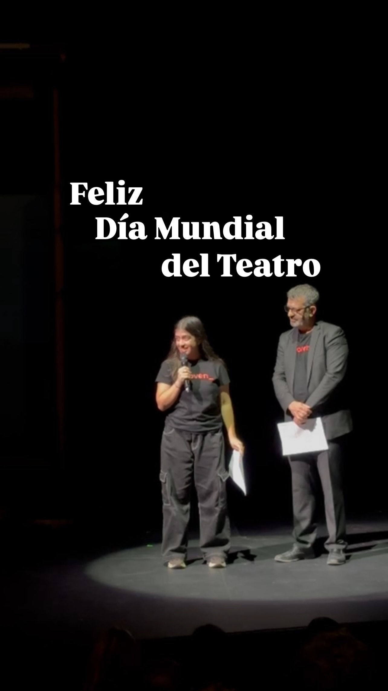 La mejor forma de celebrar el Día Mundial del Teatro es subidos al escenario de @teatroabadia con ‘Invisible’ 🐉💙 Os dejamos un fragmento del manifiesto escrito por Willem Dafoe que compartimos hoy antes de empezar la función. ¡Que viva el teatro!
