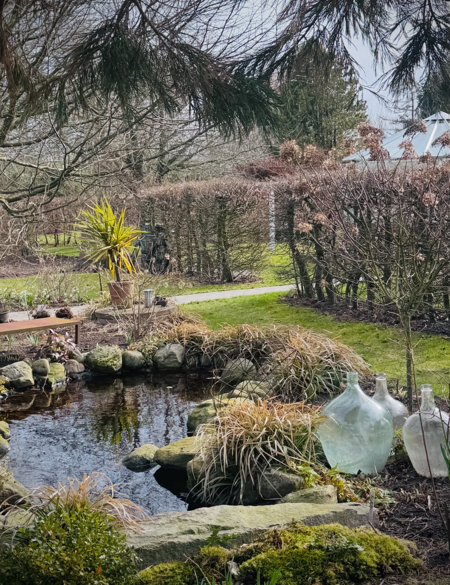Avrundar med trädgårdsfix efter en toppenhelg med massor av inspiration och fina möten på Nordiska Trädgårdar i Stockholm.
Nu står påskveckan för dörren, en långhelg med familjemys och trädgård.
#trädgårdsdesign #trädgårdsinspo #vårinspiration #besöksträdgård #trädgårdsdamm
