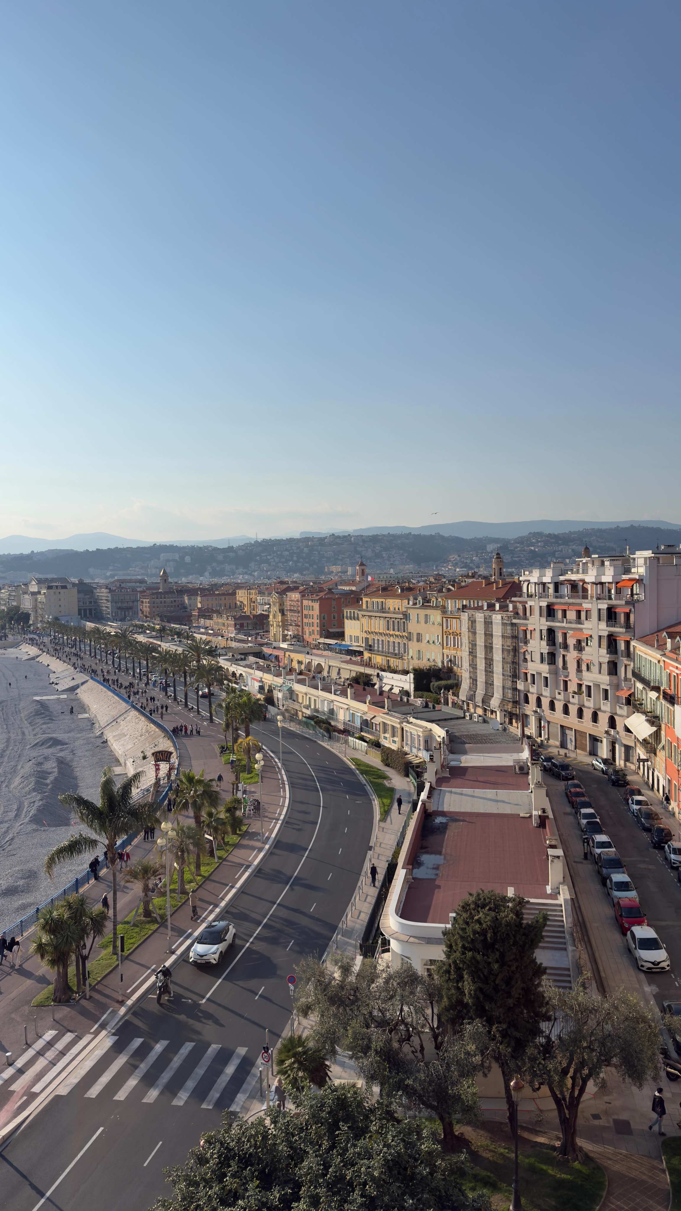 Mit einer Freundin durch Nizza in einer Rikscha zu fahren, ist tatsächlich eine super entspannte Art, die Stadt zu erkunden. 🛺🩷👭🏼
Du kannst gemütlich durch die Altstadt (Vieux Nice) rollen, an den bunten Häusern vorbei, vielleicht kurz am Markt beim Cours Saleya stoppen und zwischendurch einfach das Leben genießen. Dann weiter entlang der Promenade, z. B. auf der berühmten Promenade des Anglais: Meerblick, Sonne, vielleicht ein Drink zwischendurch…🛺🌞👭🏼
#friends #friendshipgoals #cotdazur #nizza #franceriviera
