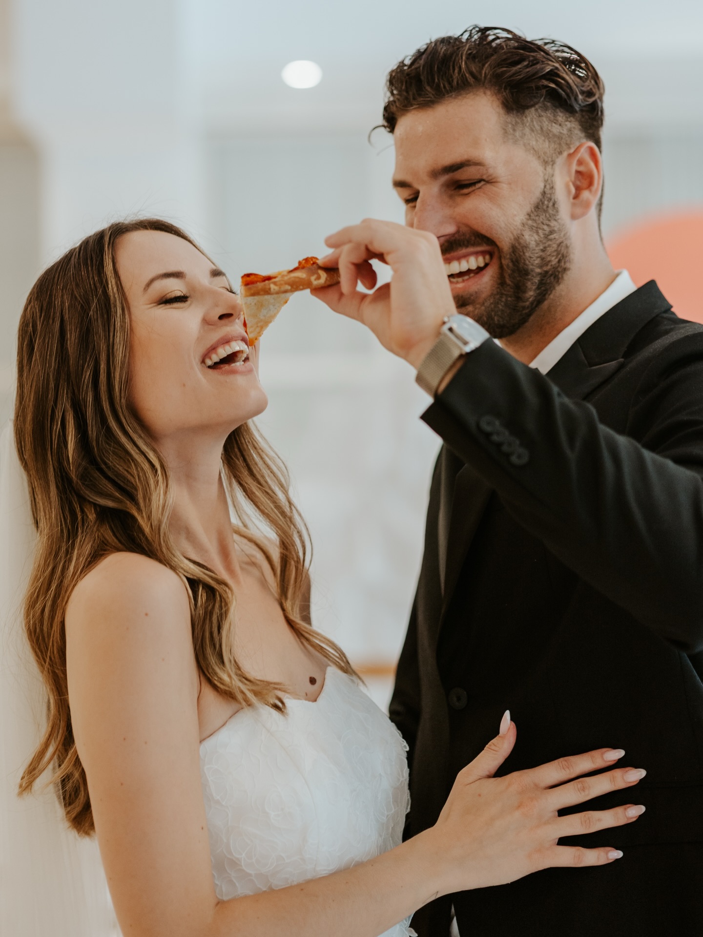 What about a pizza party at your wedding? 🍕
If we get married one day, you can be sure there will be something like that 😂 There’s nothing better than having fun and enjoying a slice of pizza.
What’s something you would love to have at your wedding?
#austria#weddingday#luxuryweddingphotographer#luxuryweddingweddinginspo
Planung & Konzeption: @emma.weddings
Location: @preunerwirt
Foto & Video: @julian_artner & @anna_pfennich
Floristik: @olivenzweigundco
Dekoration & Mobiliar: @oh.moments.events
Konditorei: @suesse_kraemerei
Brautmode: @herzundseelebylaura
Brautstyling: @modern_miracles
Traurednerin: @evylin.and.words
Papeterie: @anneriemer.design
Musik-Duo: @offsetsduo
Modelcouple: @modelcouple_bavaria
Brautschmuck: @schmuck.bluete
A big thank you for all the people that were involved at this special day