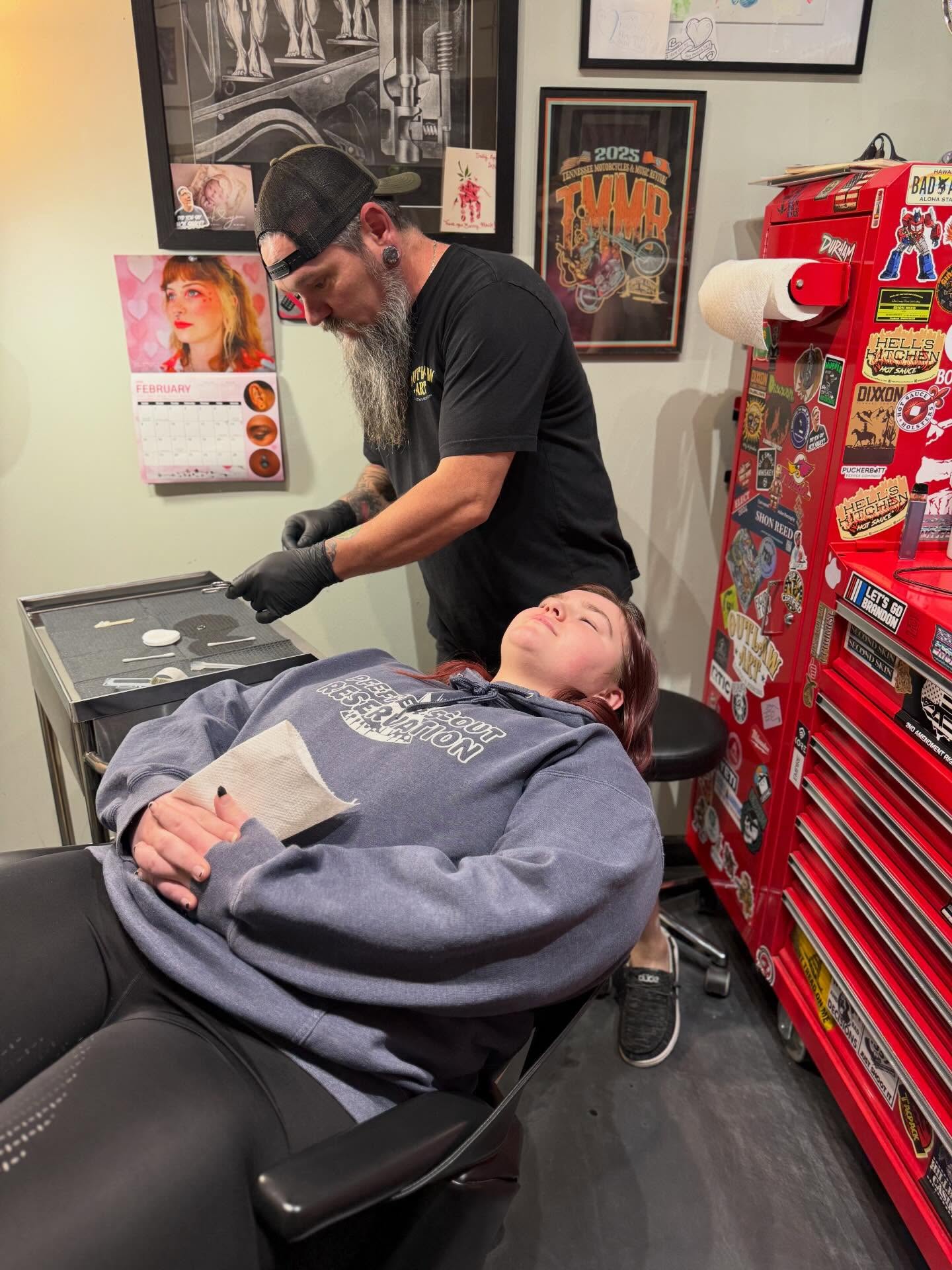 Meet our artists! Shon Reed has been piercing going on 20 years! He has a true passion for the technical aspects of piercing and for connecting with his clients. Whether making kids feels comfortable for their very first earlobe piercing or giving someone their 15th piercing he makes sure each person in the chair is having a great experience. We are lucky to have @shonreed2715 with us!